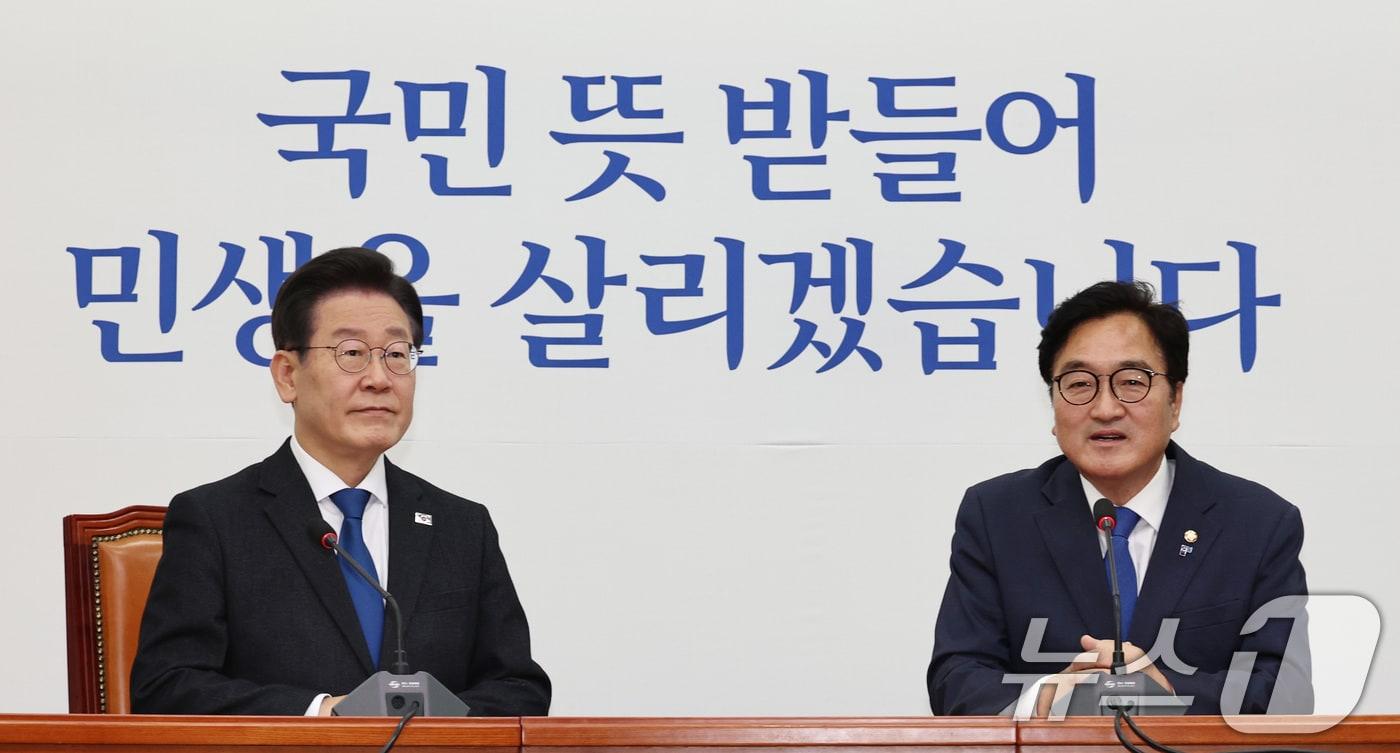 본문 이미지 - 우원식 국회의장 후보가 16일 오후 서울 여의도 국회에서 이재명 더불어민주당 대표를 예방해 인사말하고 있다. 2024.5.16/뉴스1 ⓒ News1 구윤성 기자