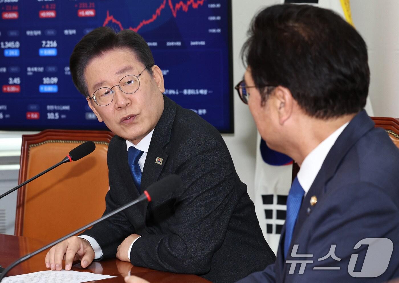 본문 이미지 - 이재명 더불어민주당 대표가 16일 오후 서울 여의도 국회에서 우원식 국회의장 후보를 접견하며 인사말하고 있다. 2024.5.16/뉴스1 ⓒ News1 구윤성 기자