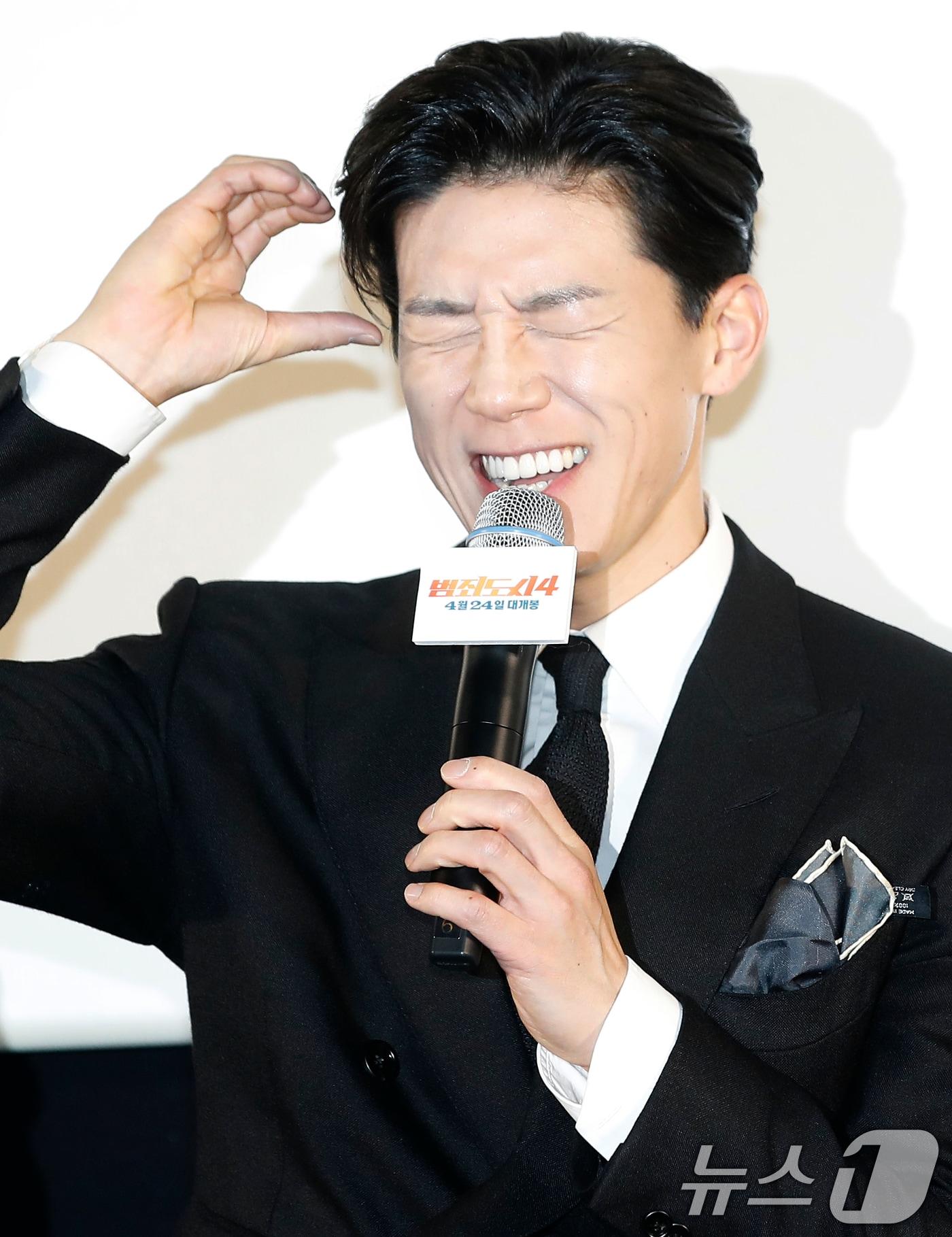 본문 이미지 - 배우 김무열이 16일 오후 서울 강남구 메가박스 코엑스에서 열린 영화 '범죄도시4' 흥행 감사 쇼케이스에서 볼 하트 포즈를 취하고 있다. 2024.5.16/뉴스1 ⓒ News1 권현진 기자