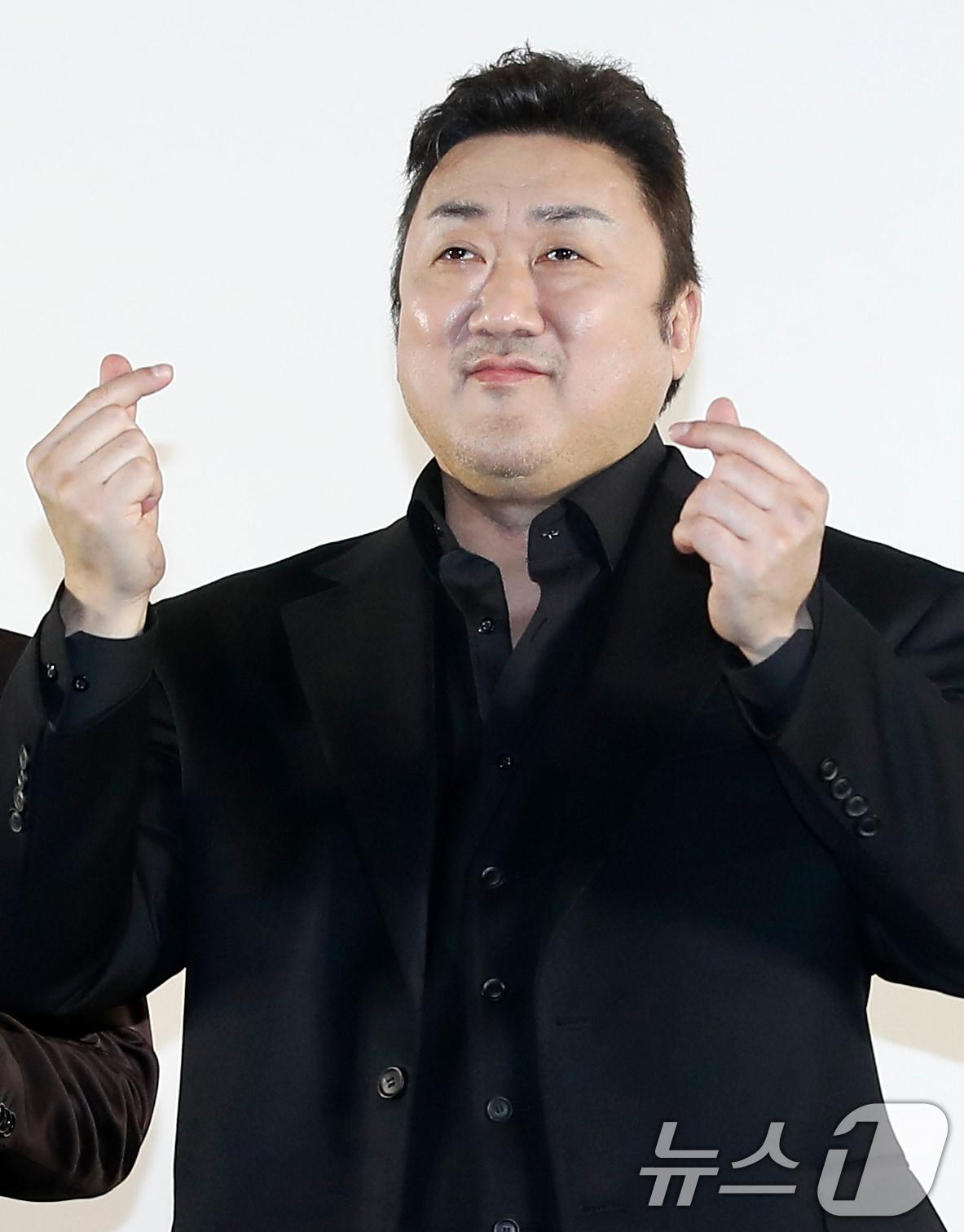 본문 이미지 - 배우 마동석이 16일 오후 서울 강남구 메가박스 코엑스에서 열린 '범죄도시4' 흥행 감사 쇼케이스에서 하트를 그리고 있다. '범죄도시4'는 개봉 22일째인 지난 15일 오전 7시 30분(영진위 통합전산망 기준) 천만 관객을 넘어서며 한국영화 사상 최초 시리즈 트리플 천만을 기록했다. '범죄도시4'는 올해 최단기간 천만, 시리즈 최단기간 천만 돌파 기록도 세웠다. 더불어 1편부터 4편까지 통틀어 누적 관객 4천만을 기록, 한국 영화 시리즈 사상 최초 기록을 더했다. 2024.5.16/뉴스1 ⓒ News1 권현진 기자