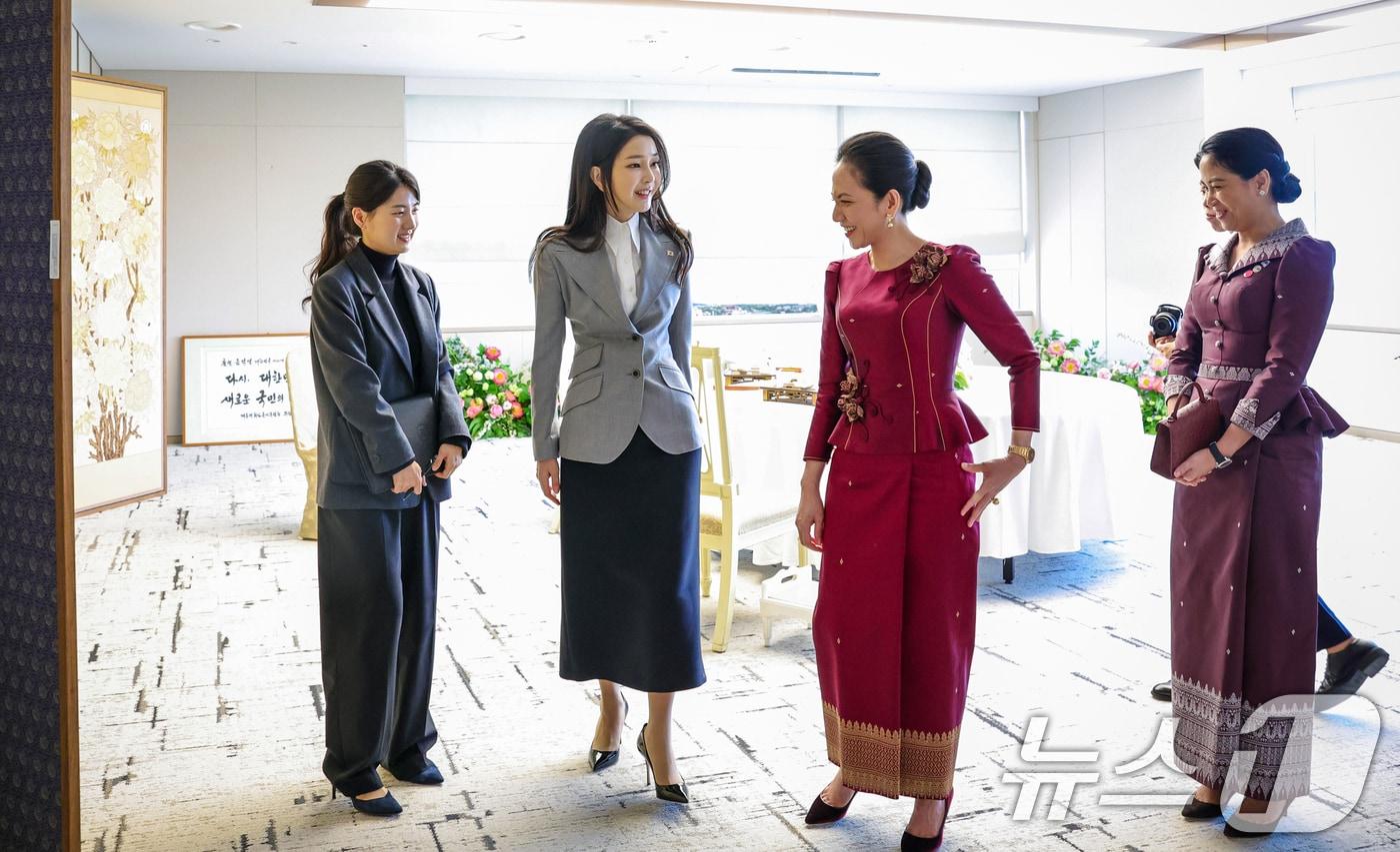 윤석열 대통령 부인 김건희 여사가 16일 용산 대통령실 청사에서 열린 한·캄보디아 정상회담에 앞서 뺏 짠모니(Pich Chanmony) 캄보디아 총리 배우자와 환담 후 이동하며 각 나라의 전통의상에 대해 이야기를 나누고 있다. (대통령실 제공) 2024.5.16/뉴스1 ⓒ News1 오대일 기자