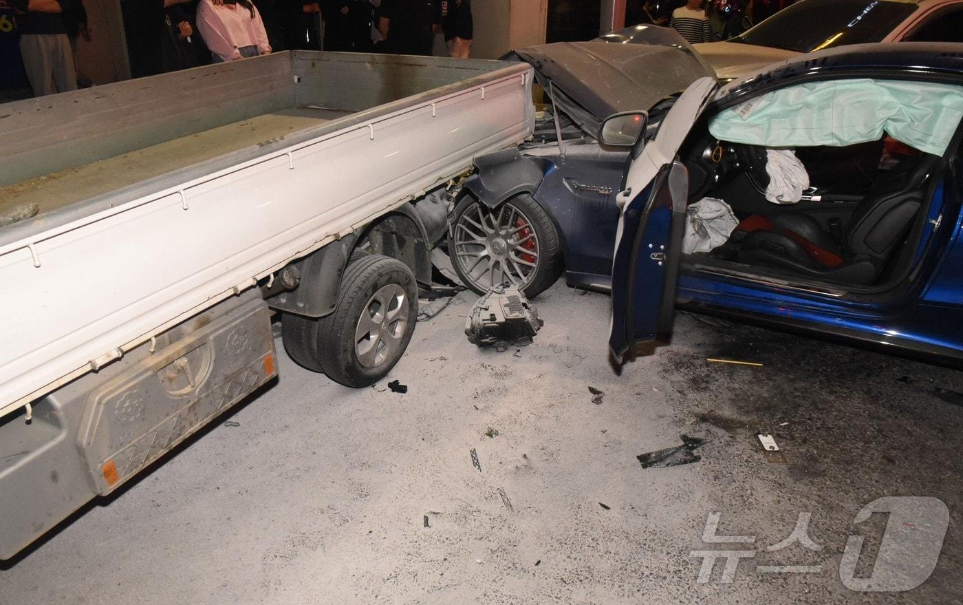 지난달 13일 오후 7시32분쯤 서울 관악구 신림동 당곡사거리에서 발생한 교통사고로 배달 오토바이 운전자가 숨지고 3명이 다쳤다.(관악소방서 제공)