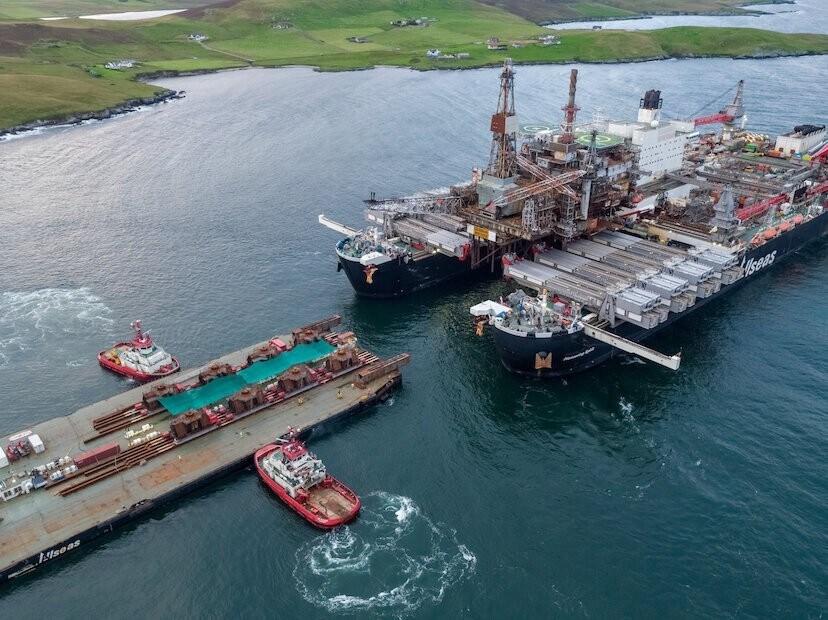 본문 이미지 - 스코틀랜드 북부 셰틀랜드 인근 석유와 유전 개발 주요 항구로 이용되는 러윅항만 전경.&#40;셔틀랜드 공식 홈페이지 갈무리&#41; 2024.05.15/