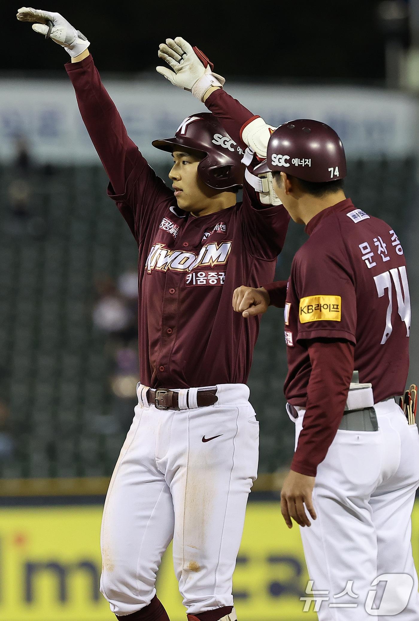 본문 이미지 - 16일 오후 서울 송파구 잠실야구장에서 열린 프로야구 '2024 신한 SOL 뱅크 KBO리그' 키움 히어로즈와 LG 트윈스의 경기 4회초 2사 1,3루 상황에서 키움 김휘집이 적시타를 친 뒤 더그아웃을 향해 세리머니를 하고 있다. 2024.5.10/뉴스1 ⓒ News1 김진환 기자