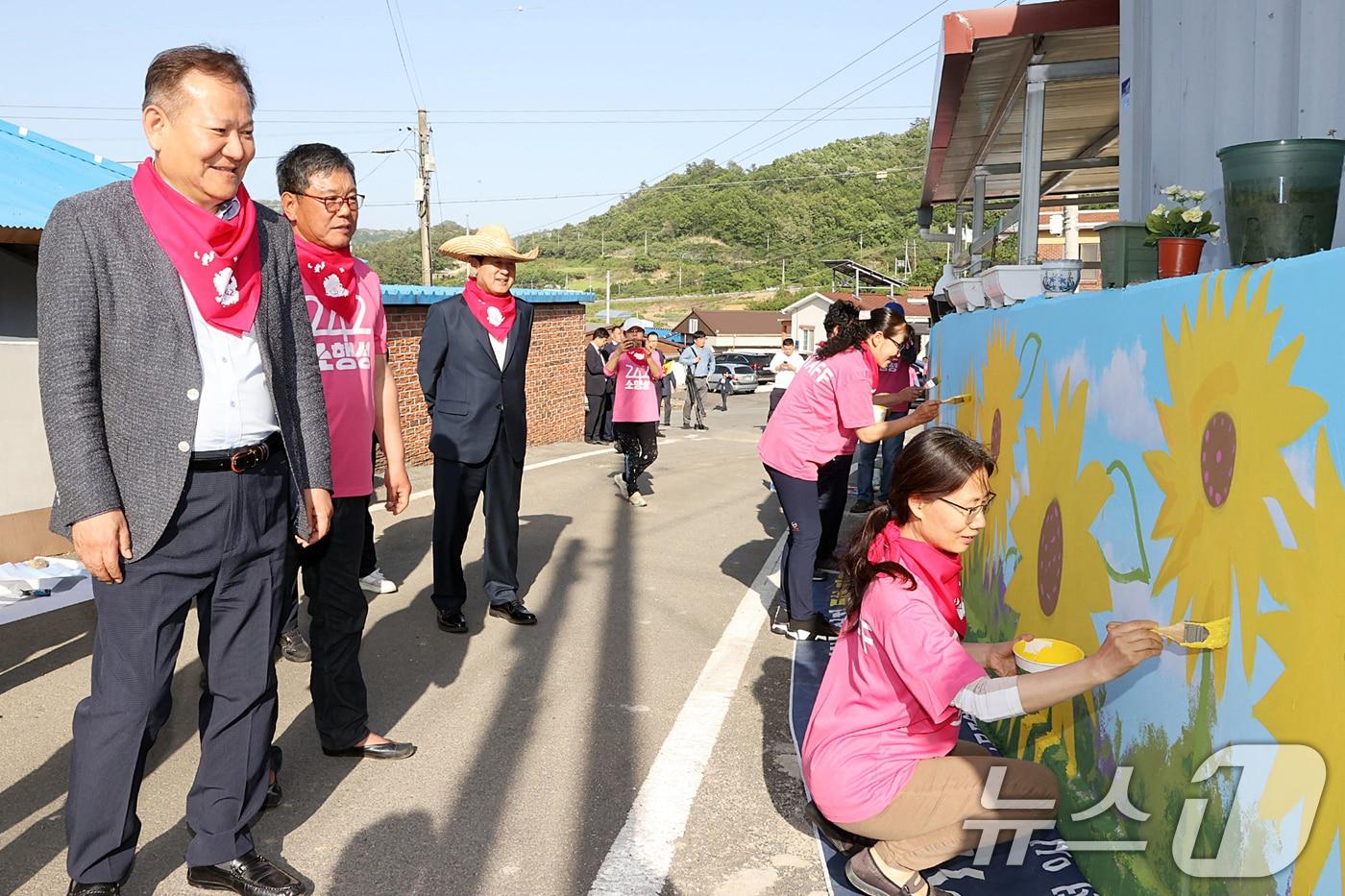 본문 이미지 - 이상민 행정안전부 장관이 전남 진도군 군내면 세등마을을 방문해 지방소멸대응기금을 활용한 마을벽화 그리기 현장을 살펴보고 있다.(행정안전부 제공) 2024.5.16/뉴스1 ⓒ News1 민경석 기자