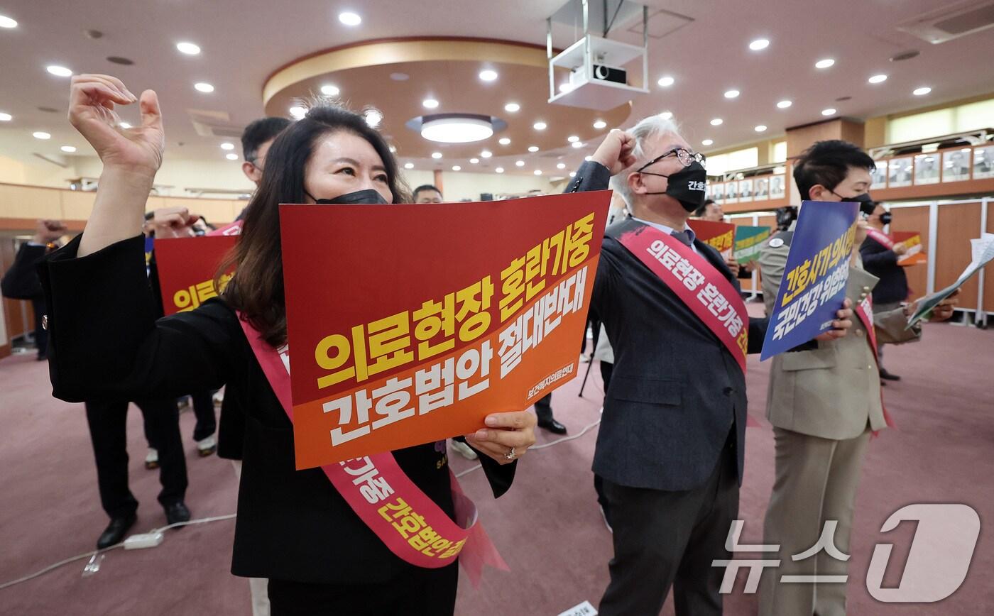 본문 이미지 - 17일 서울 영등포구 서울시의사회관에서 열린 '간호법 재발의 저지를 위한 14 보건복지의료연대 결의대회'에서 참석자들이 구호를 외치고 있다. 2024.5.17/뉴스1 ⓒ News1 김성진 기자