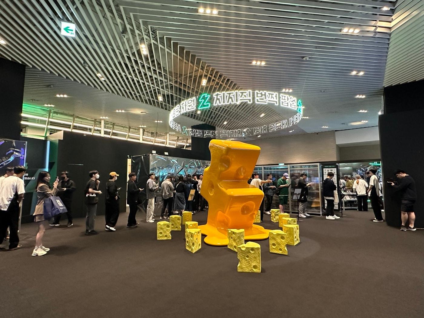 본문 이미지 - 더현대 서울에서 진행 중인 &#39;치지직 번쩍 팝업&#39; 현장 &#40;네이버 제공&#41;