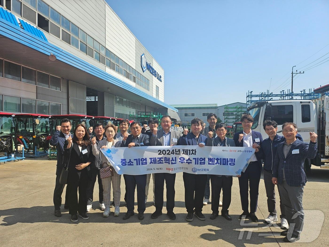 본문 이미지 - 16일 전라북도 익산에 위치한 스마트공장 구축 업체 위제스를 방문한 중소기업중앙회&#40;중소기업중앙회 제공&#41;