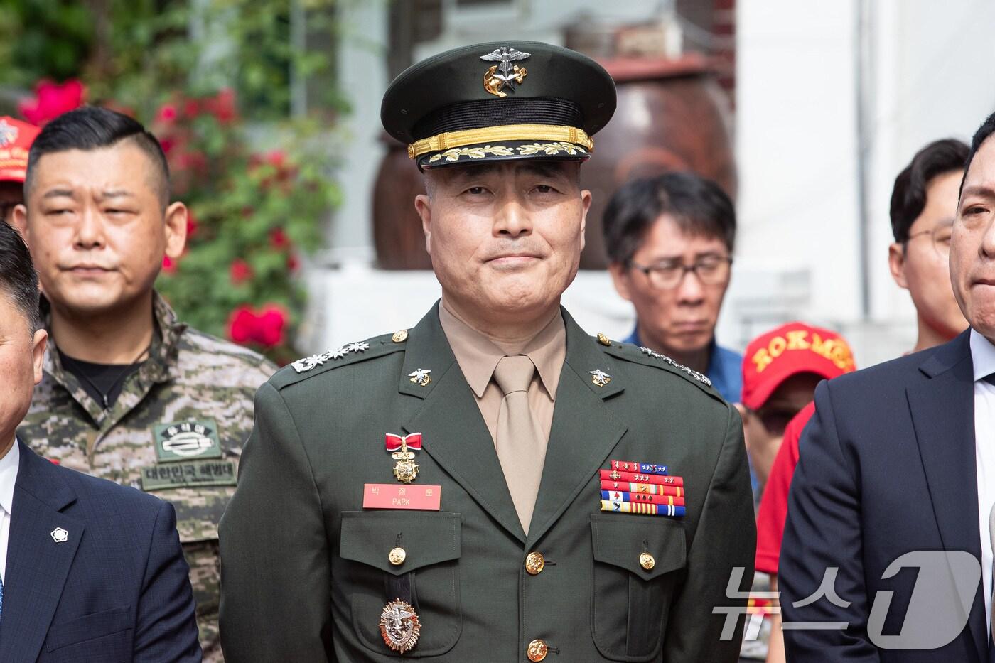 지난해 여름 집중호우 피해자 수색 중 순직한 고(故) 채모 상병 사고 초동조사를 맡았던 박정훈 전 해병대 수사단장(대령)이 17일 서울 중앙지역군사법원에서 열린 박 대령의 항명 등 혐의에 관한 4차 공판에 출석하기 전 기자회견에 참석하고 있다. 2024.5.17/뉴스1 ⓒ News1 유승관 기자