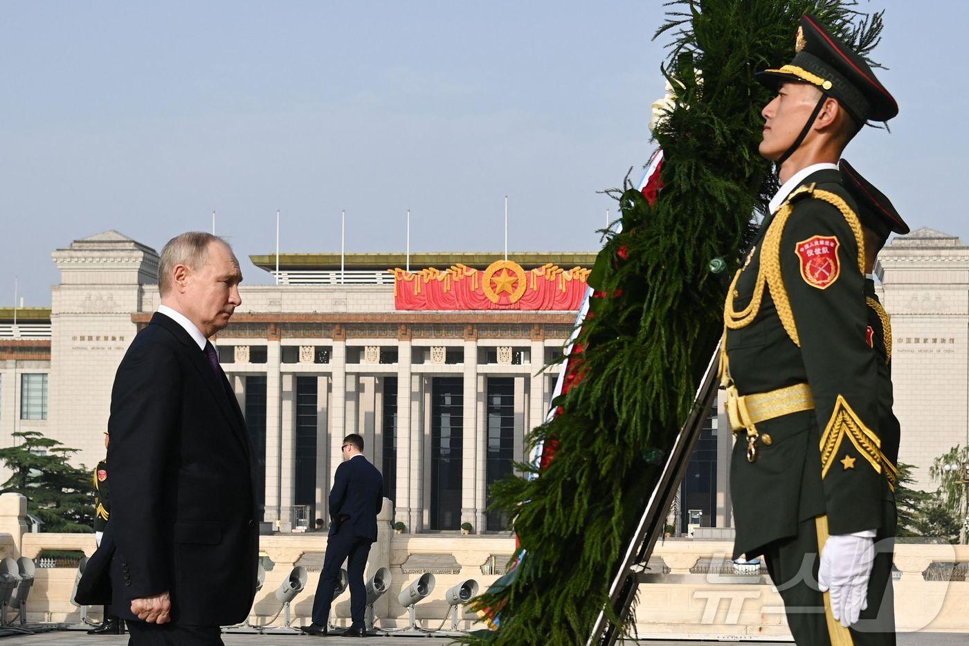 블라디미르 푸틴 러시아 대통령이 베이징 톈안먼 광장에 있는 인민영웅 기념비에 헌화를 하고 있는 모습. ⓒ AFP=뉴스1 ⓒ News1 우동명 기자