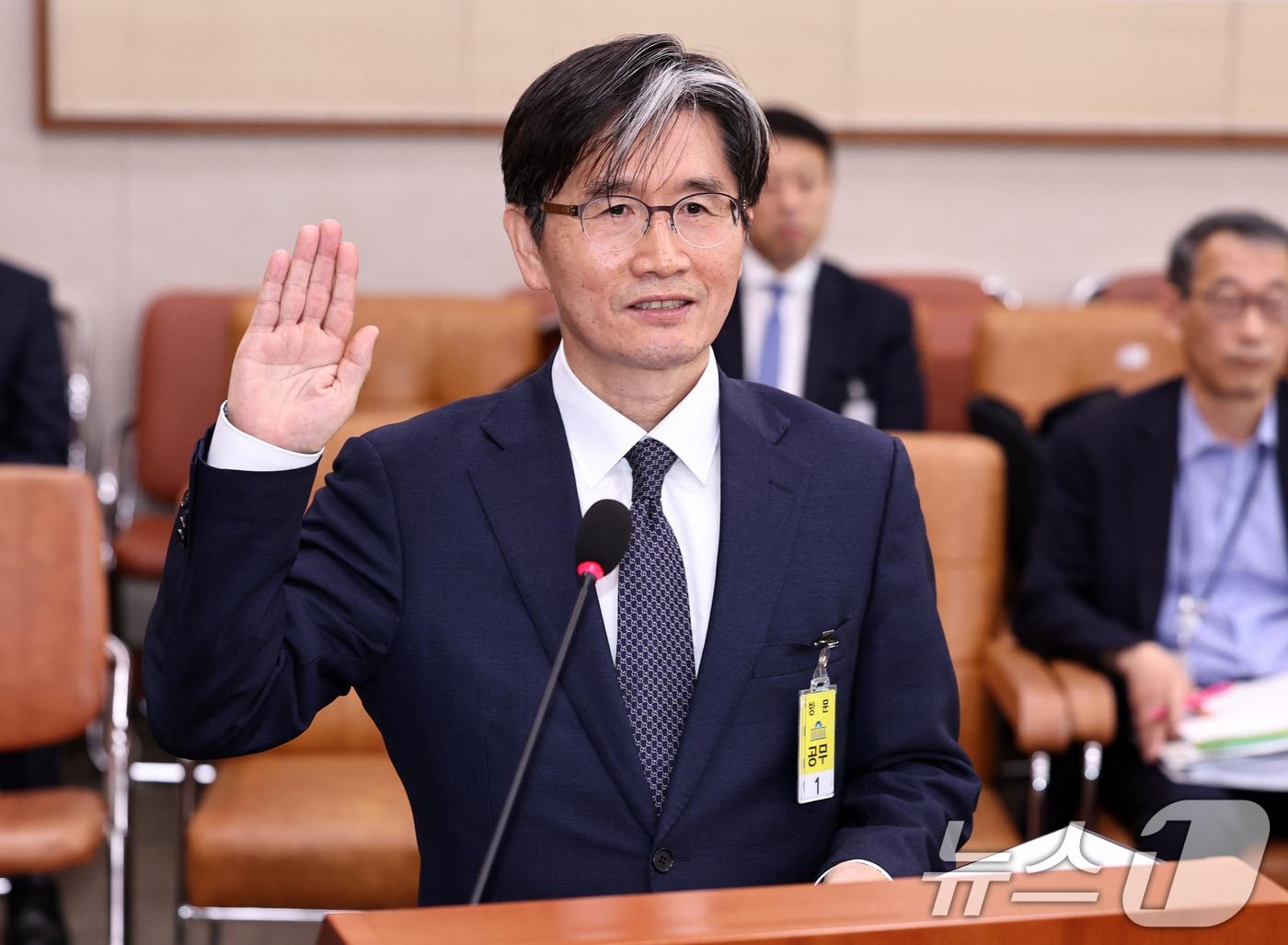 본문 이미지 - 오동운 고위공직자범죄수사처장 후보가 17일 오전 서울 여의도 국회에서 열린 법제사법위원회의 인사청문회에서 선서하고 있다. 2024.5.17/뉴스1 ⓒ News1 구윤성 기자
