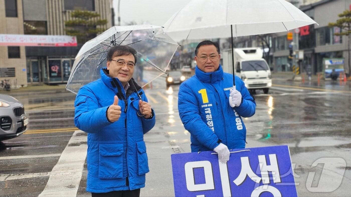 본문 이미지 - 22대 총선에서 거리유세 중인 이경용 후보(오른쪽)와 전원표 전 충북도의원 모습.2024.5.17/뉴스1