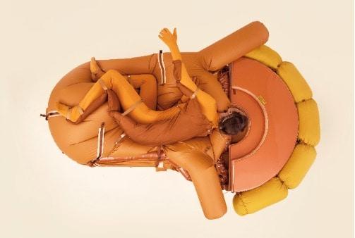 본문 이미지 - 루시 맥레이, 〈고독한 생존 보트 34.0549&deg; N, 118.2426&deg;〉, 2020, C-프린트, 162.2 x 130.3 cm. 작가 제공. 사진 아리엘 피셔.