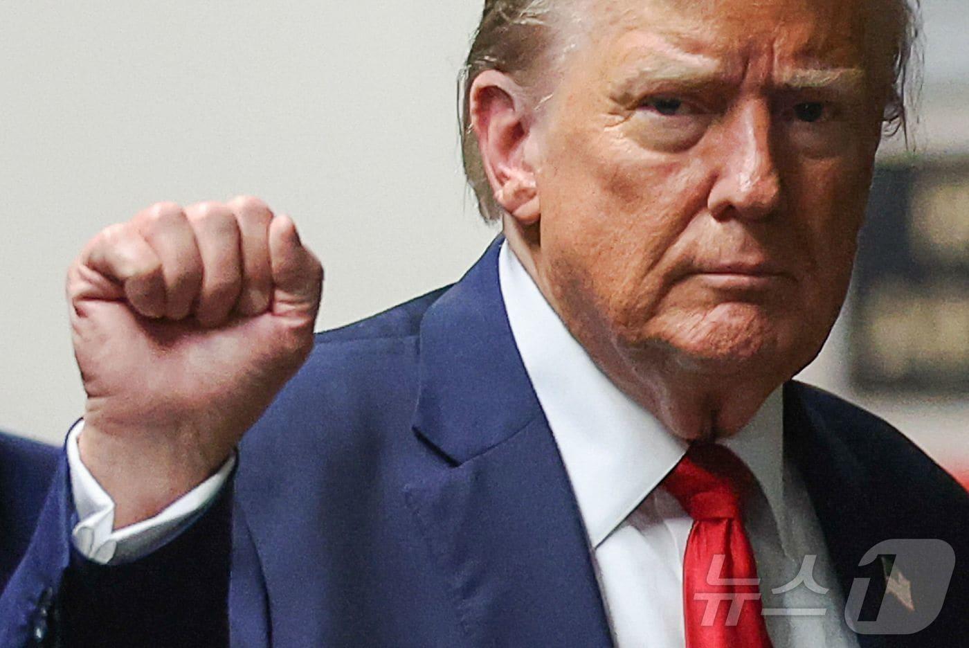 도널드 트럼프 전 미국 대통령이 16일(현지시간) 뉴욕 맨해튼 형사법원에서 열린 '성추문 입막음' 사건의 재판 중 휴식을 마친 뒤 법정으로 돌아 가고 있다. 2024.05.17 ⓒ AFP=뉴스1 ⓒ News1 우동명 기자