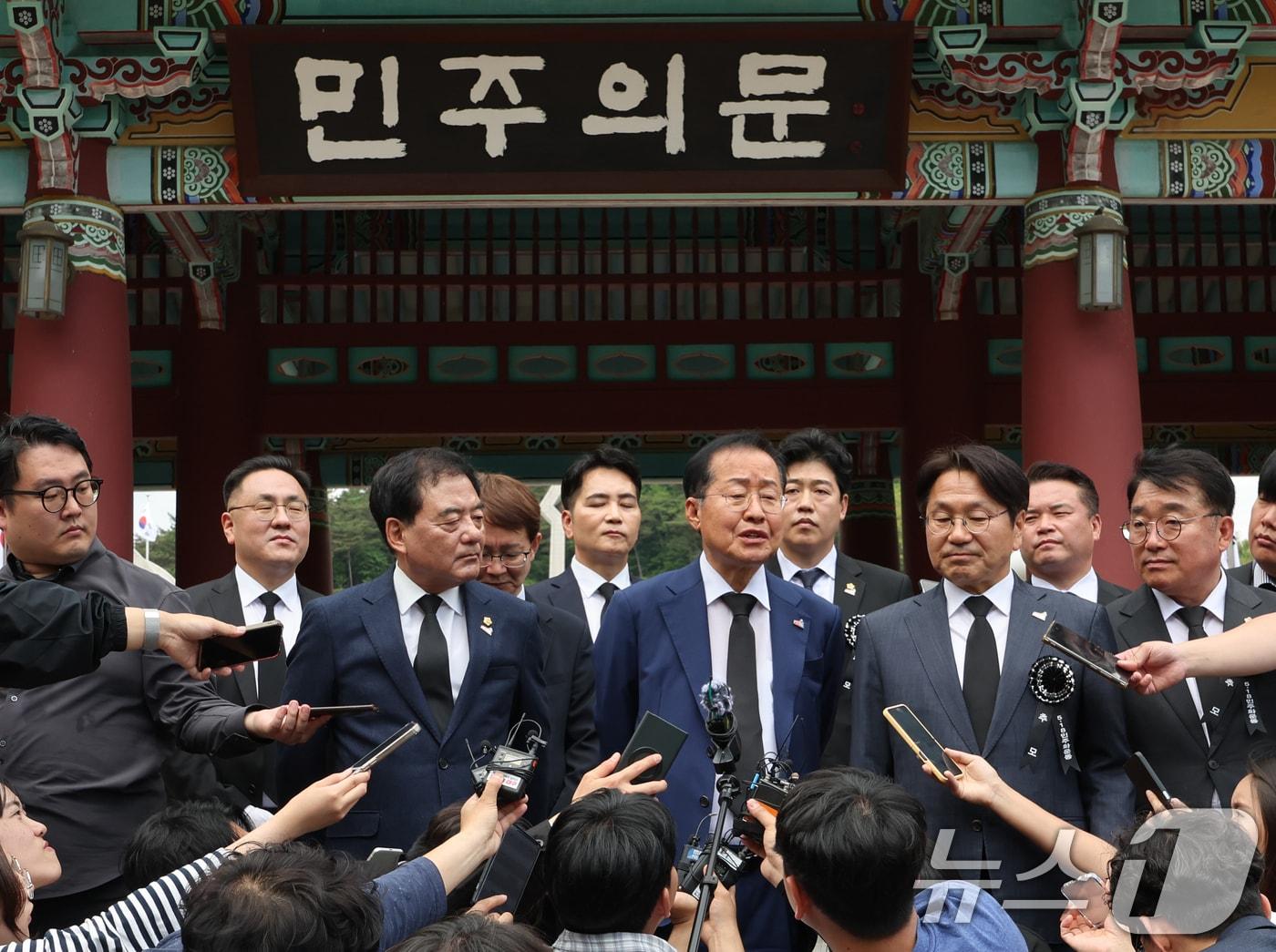 본문 이미지 - 홍준표 대구시장이 강기정 광주시장과 함께 제44주년 5·18민주화운동을 하루 앞둔 17일 광주 북구 운정동 국립5·18민주묘지 참배 후 민주의문에서 기자들의 질문을 받고 있다.2024.5.17/뉴스1 ⓒ News1 김태성 기자