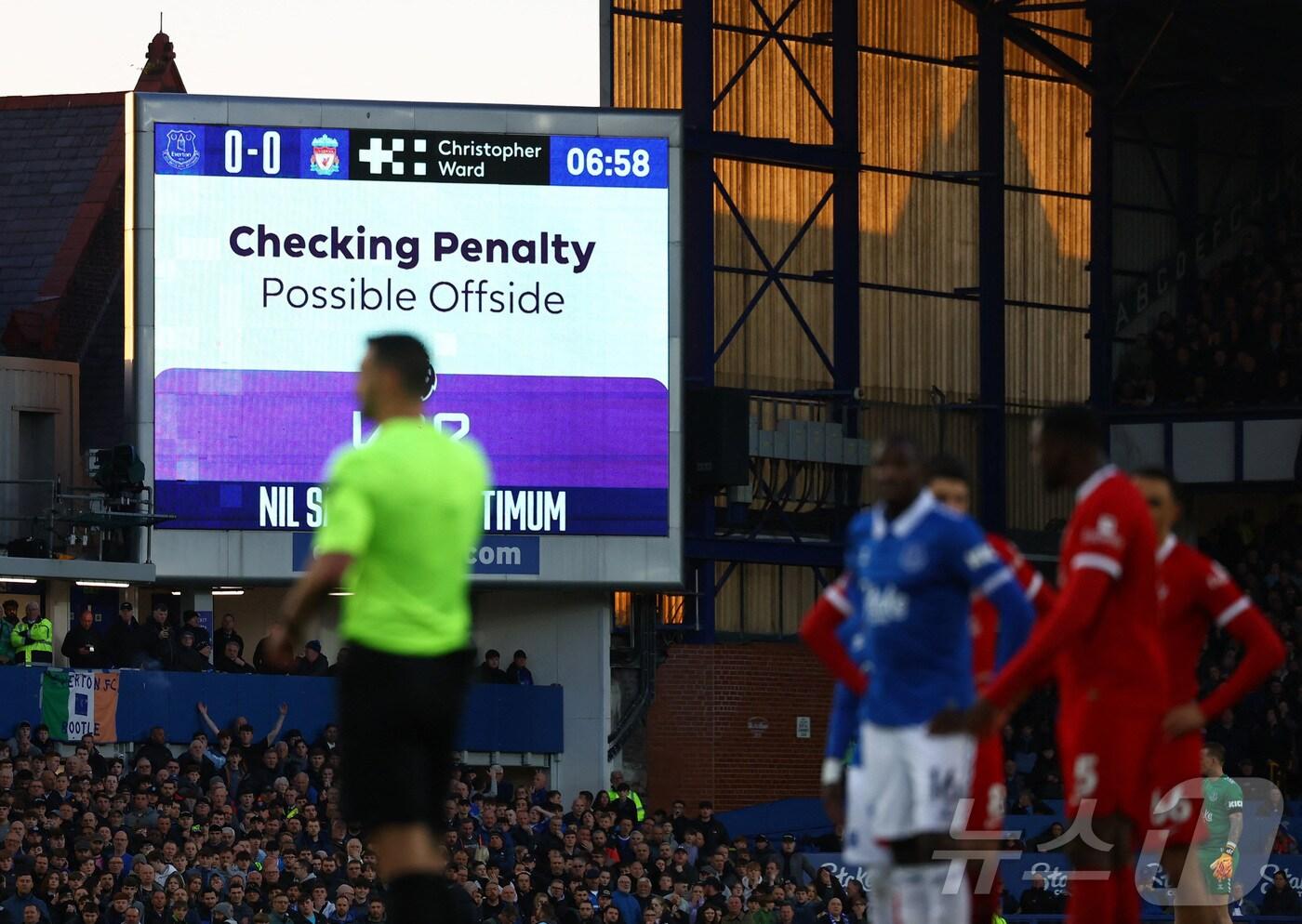 본문 이미지 - EPL 경기 중 VAR 판독이 진행되는 모습ⓒ 로이터=뉴스1