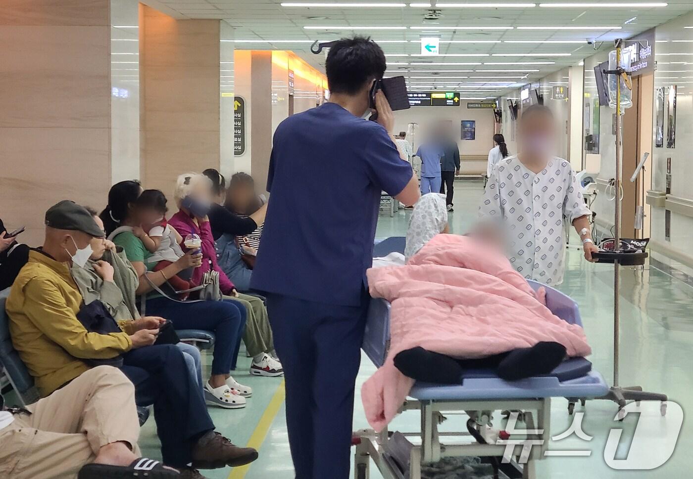 본문 이미지 - 17일 오후 경기도 내의 한 대학병원에서 환자들이 대기하고 있다. 2024.5.17/뉴스1 ⓒ News1 김영운 기자