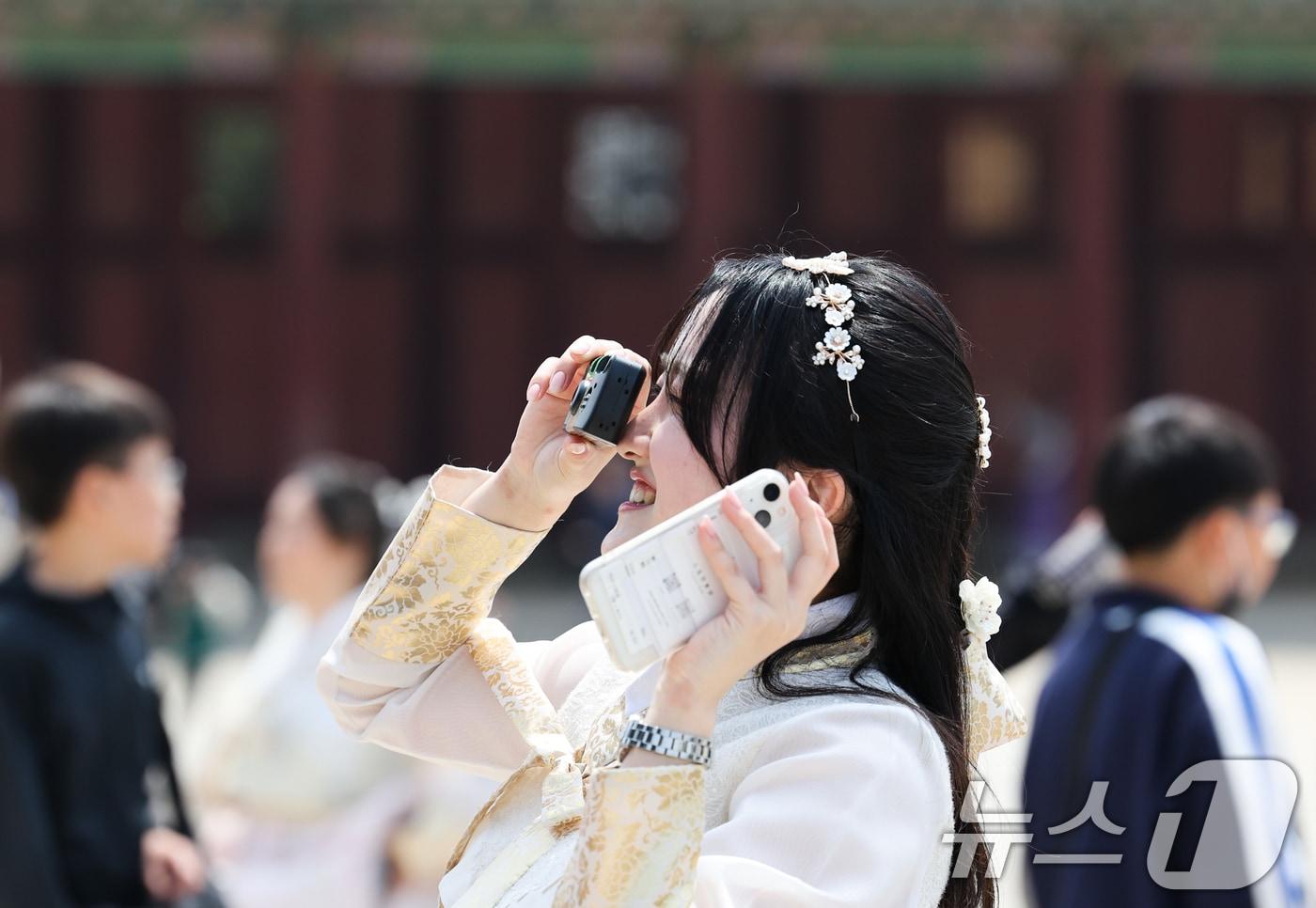 17일 서울 종로구 경복궁에서 한복을 입은 여성이 일회용 필름카메라로 기념촬영을 하고 있다. 2024.5.17/뉴스1 ⓒ News1 허경 기자
