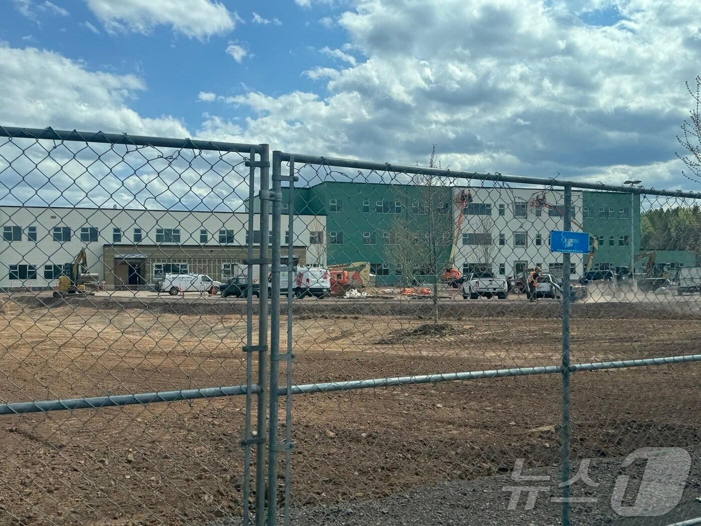 본문 이미지 - 캐나다 뉴브런즈윅주의 멍크턴 지역에 늘어나는 학생들 수용을 위해 새로 짓고 있는 중학교. 9월 개교가 목표이지만 아직 한창 공사 중이다. &#40;학교 임시 명칭 : West end school&#41; ⓒ 뉴스1 김남희 통신원 2024.05.17/