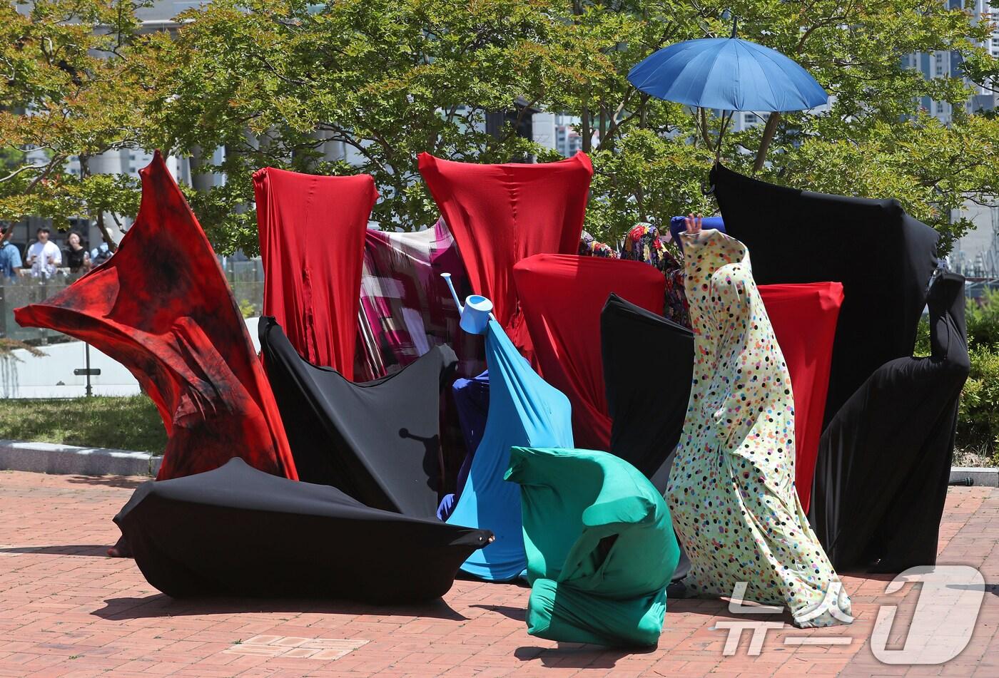 본문 이미지 - 지난해 5월 부산 금정구 부산대학교 넉넉한터에서 열린 '2024 부산국제즉흥춤축제에서 부산대 무용학과 학생들이 바디삭스를 입고 공연을 펼치고 있다. 2024.5.17/뉴스1 ⓒ News1 윤일지 기자