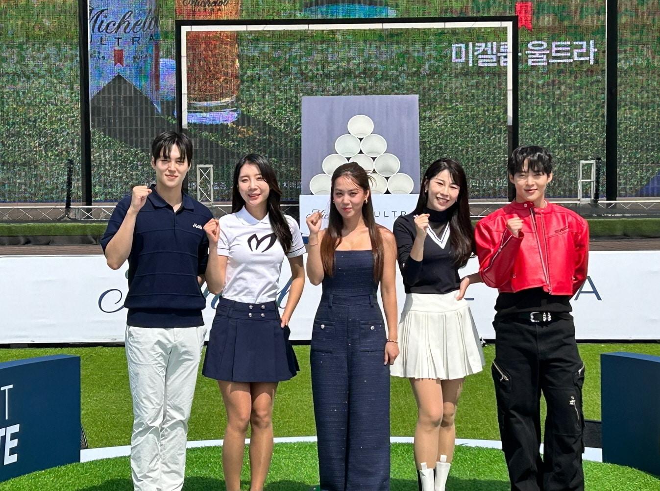 본문 이미지 - 17일 서울 서초구 한강 예빛섬에서 열린 미켈롭 울트라 론칭 기념 '울트라 샷 챌린지' 행사에 참석한 모델 이상윤, 프로 골퍼 최예지, 방송인 김희정, 아나운서 김우림, 안무가 백구영이 기념사진을 촬영하고 있다.  2024.5.17/뉴스1