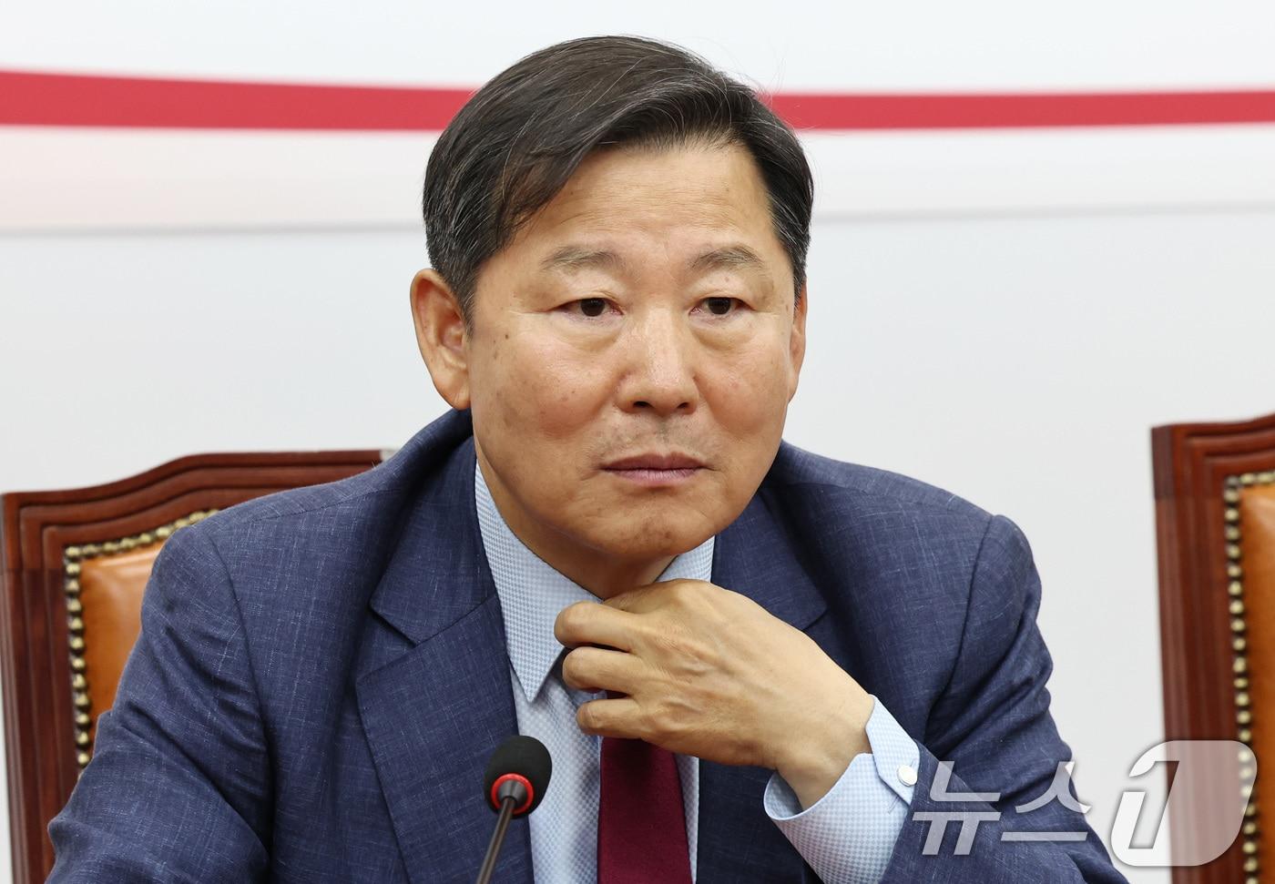 이철규 국민의힘 의원이 17일 오후 서울 여의도 국회에서 열린 당 총선백서특별위원회 공천관련 평가회의에서 옷매무새를 가다듬고 있다. 2024.5.17/뉴스1 ⓒ News1 구윤성 기자