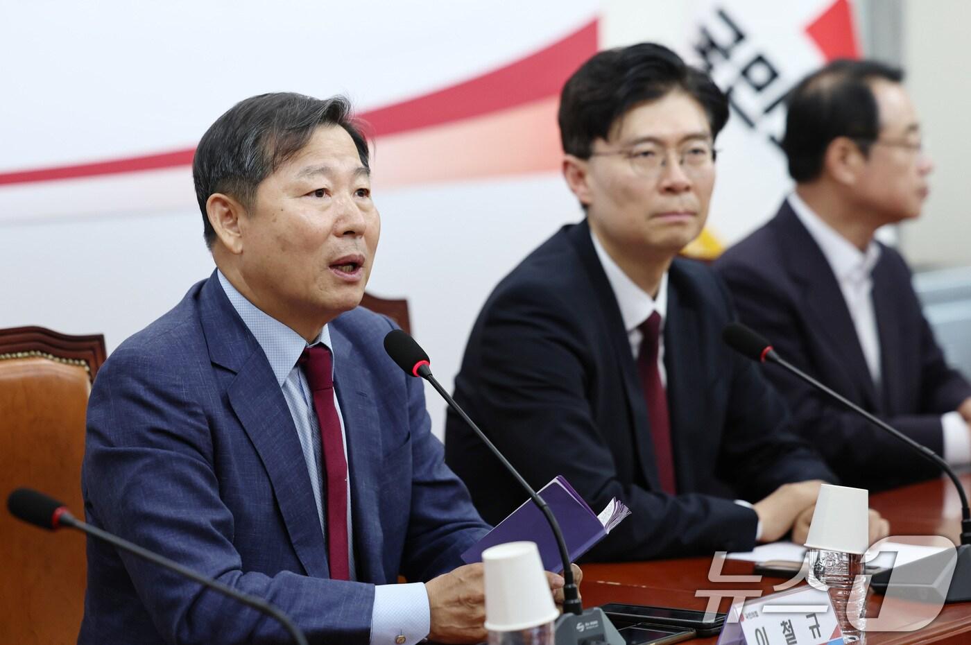 본문 이미지 - 이철규 국민의힘 의원이 지난 5월 17일 오후 서울 여의도 국회에서 열린 당 총선백서특별위원회 공천관련 평가회의에서 발언을 하고 있다. 이 의원 왼쪽을 총선백선 책임자인 조정훈 의원. 2024.5.17/뉴스1 ⓒ News1 구윤성 기자