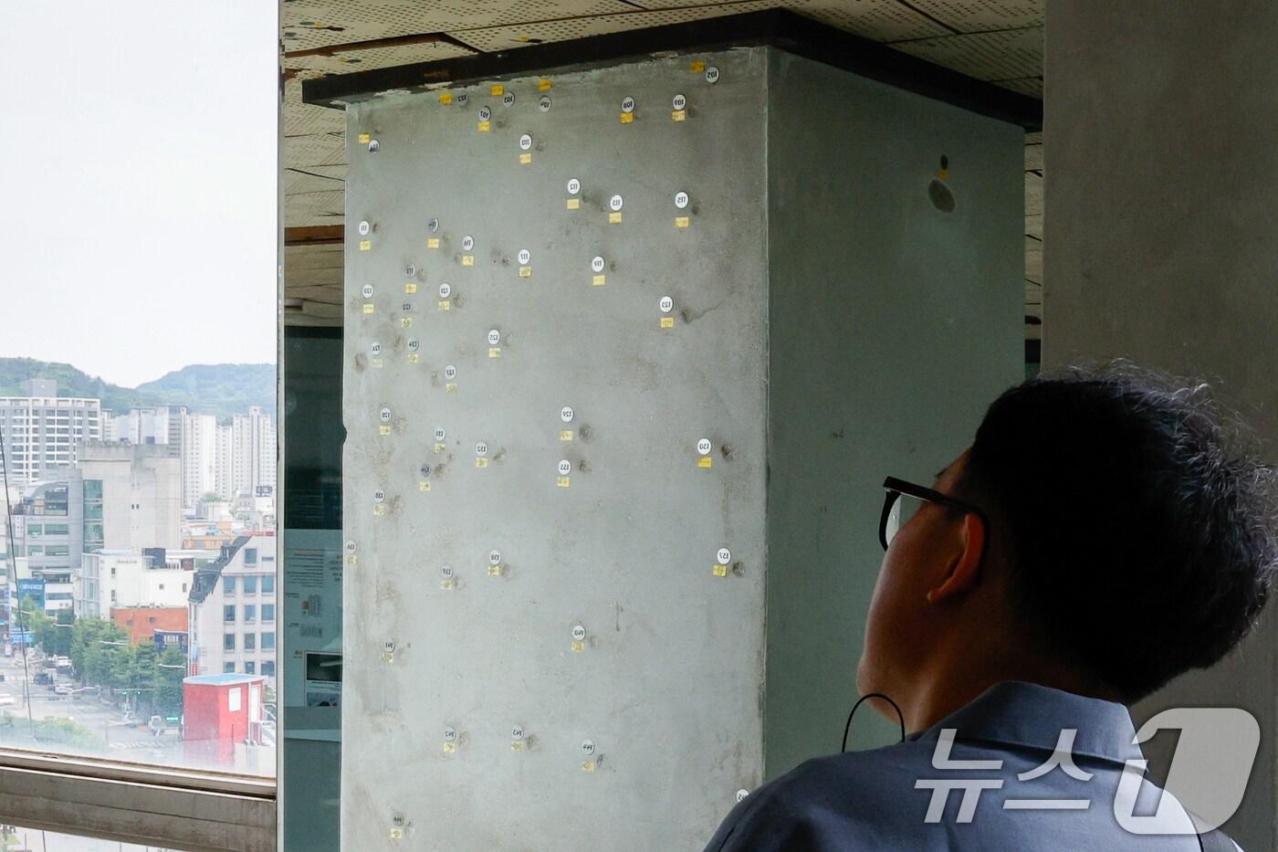 광주 동구 전일빌딩245에 남은 1980년 5·18 당시 총탄 흔적./뉴스1 ⓒ News1 안은나 기자