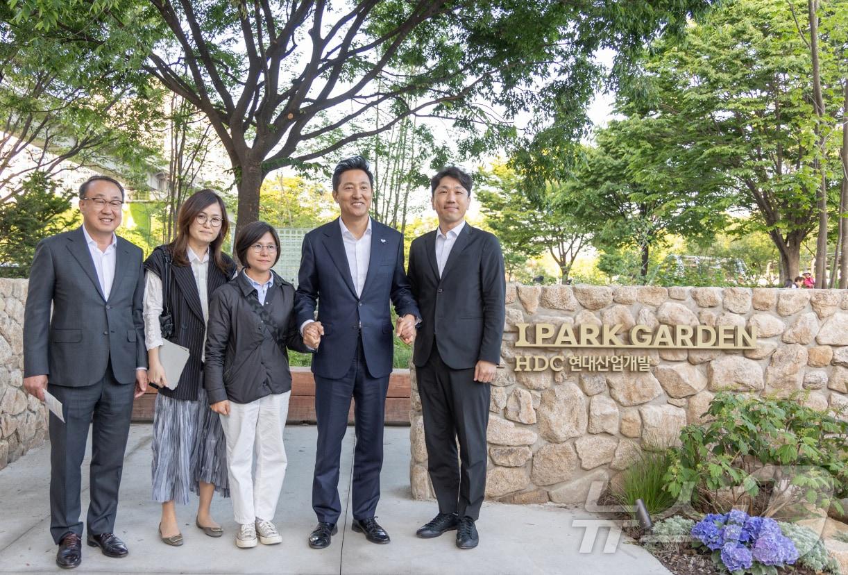 본문 이미지 - 사진 왼쪽부터 신왕섭 HDC현대산업개발 실장, 이현경 HDC현대산업개발 조경팀 매니저, 이주은 정원작가, 오세훈 서울시장, 권상민 HDC현대산업개발 조경팀장.(HDC현대산업개발 제공)