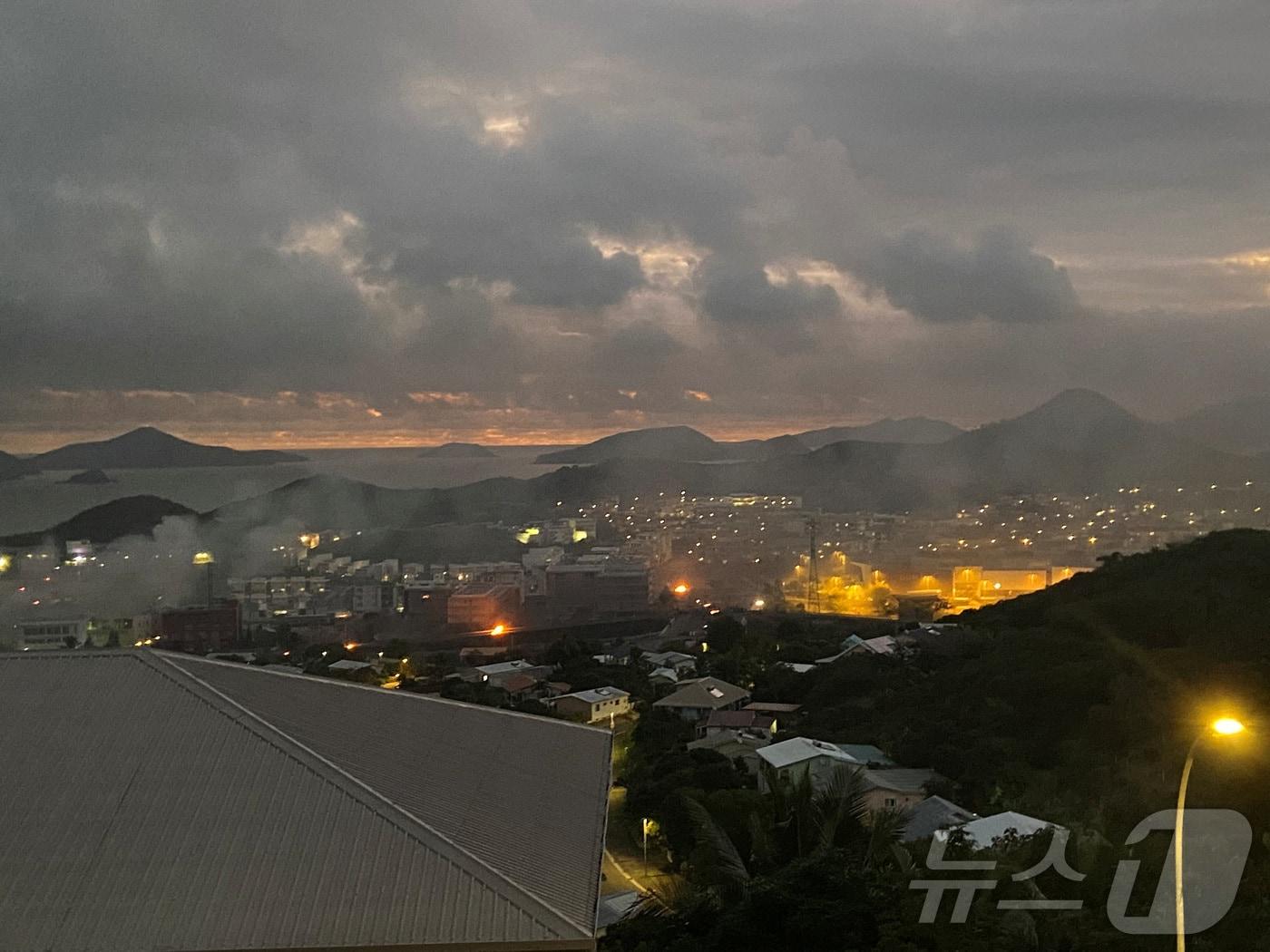 본문 이미지 - 15일(현지시간) 누벨칼레도니 쿠티오에서 화재가 발생하고 있다. 2024.05.15 ⓒ 로이터=뉴스1 ⓒ News1 정지윤 기자