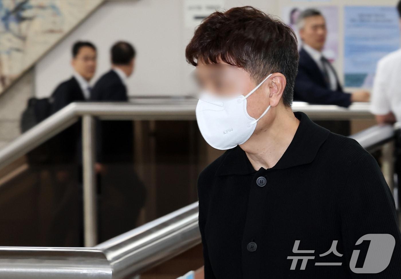 개그맨 박수홍의 출연료 등 62억 원을 빼돌린 혐의를 받는 친형 박 모씨가 17일 서울 서초구 서울고등법원에서 열린 특정경제범죄가중처벌등에관한법률위반(횡령)등 항소심 1차 공판에 출석하고 있다. 2024.5.17/뉴스1 ⓒ News1 김성진 기자