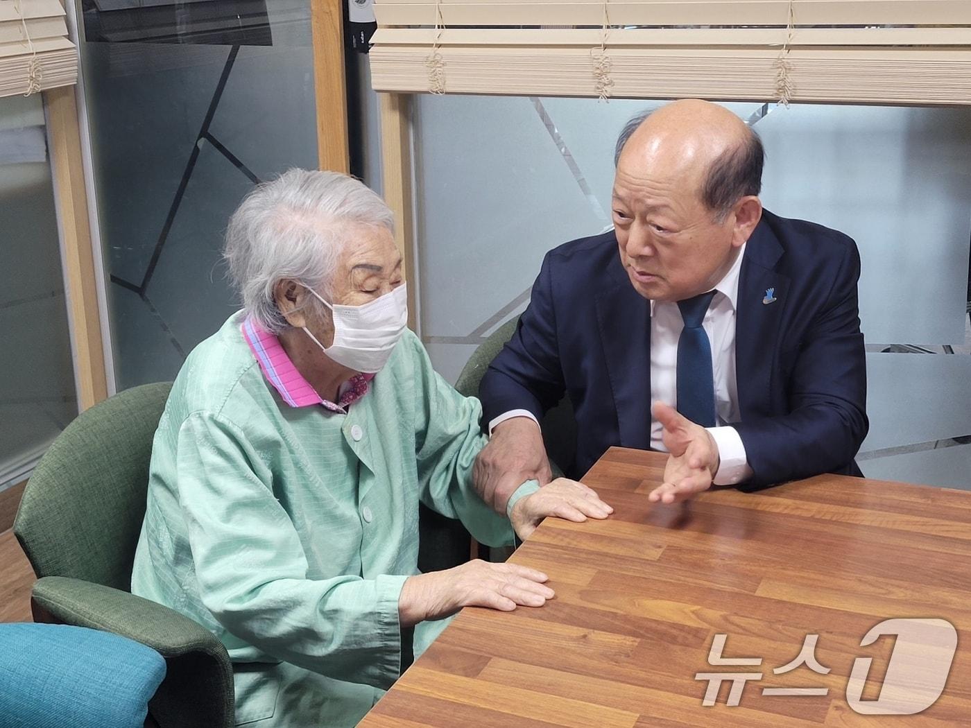 본문 이미지 - 송두환 인권위원장이 17일 광주 소재 한 요양병원에서 일제강제동원 피해자 양금덕 할머니(95)를 만나 이야기하고 있다.(일제강제동원 시민모임 제공) 2024.5.17/뉴스1 ⓒ News1