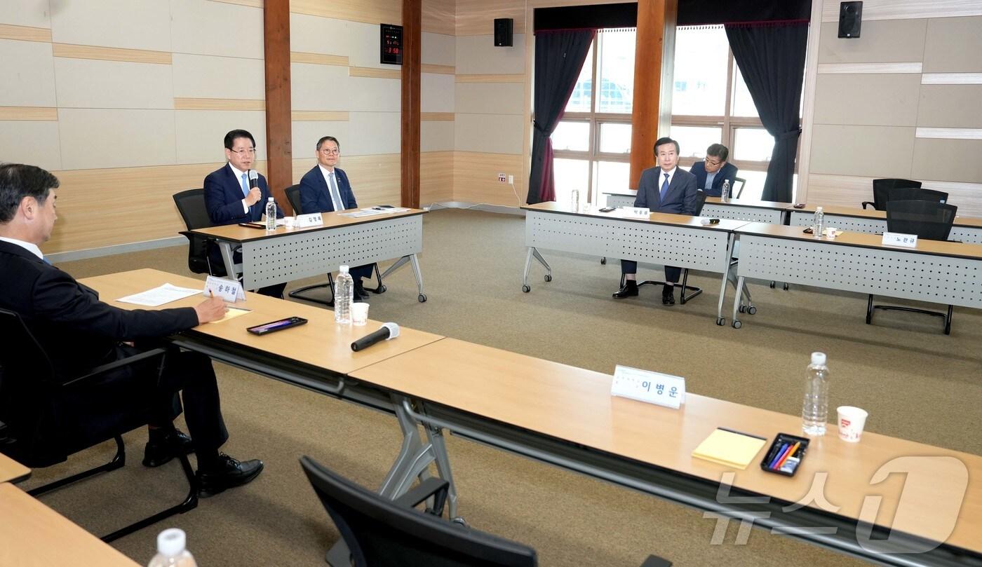본문 이미지 - 김영록 전라남도지사가 17일 오후 장흥에서 국립의대 설립 관련 합리적인 방안논의를 위한 ‘전남도, 목포대, 순천대, 목포시, 순천시 5자 공동간담회’를 주재하고 있다. (전남도 제공) 2024.5.17/뉴스1 ⓒ News1 전원 기자