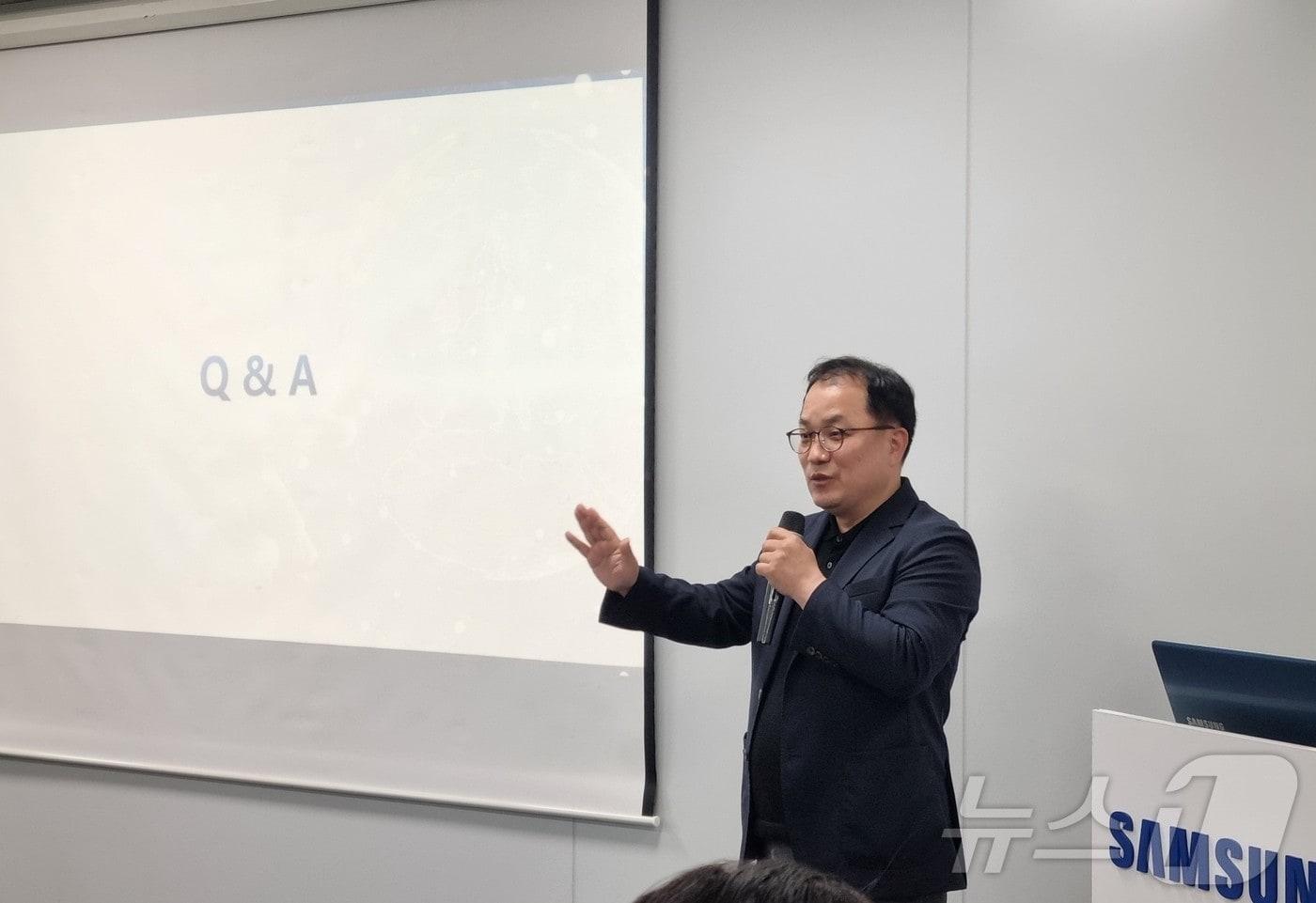 본문 이미지 - 김위헌 삼성전기 MLCC제품개발 상무가 지난 17일 서울 중구 태평로빌딩 기자실에서 열린 설명회에서 MLCC 사업을 소개하고 있다.(삼성전기 제공)