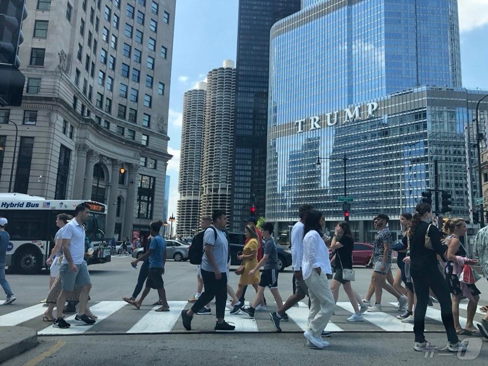 본문 이미지 - 미국 시카고 인구가 지난해에도 줄어 9년째 인구 감소세를 이어갔다. 이런 추세라면 4위로 바짝 시카고를 쫓는 텍사스 휴스턴이 2035년 3위 자리에 오를 것이라는 전망도 나왔다. 2024.05.16/ ⓒ 뉴스1 박영주 통신원