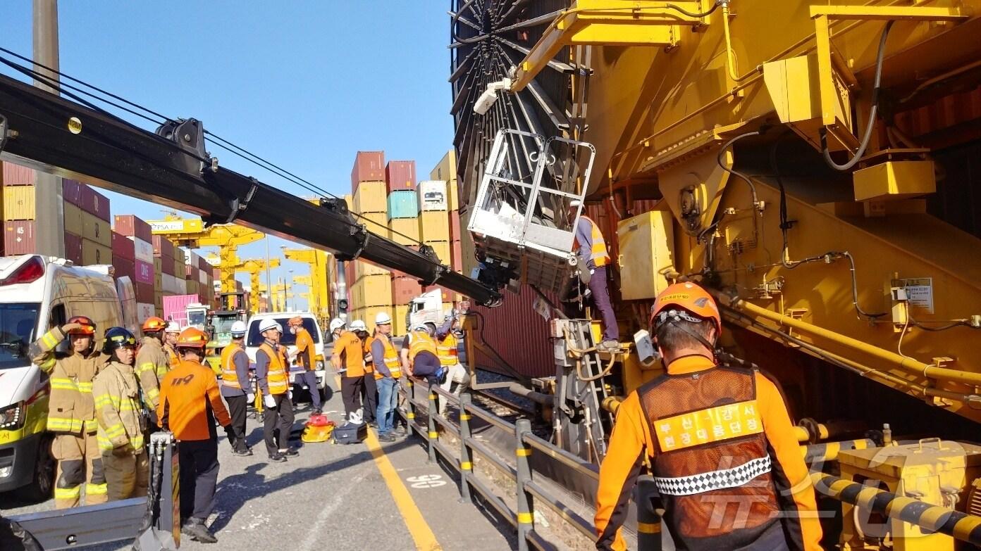 본문 이미지 - 사고가 발생한 부산신항국제터미널 모습(부산소방본부 제공) 