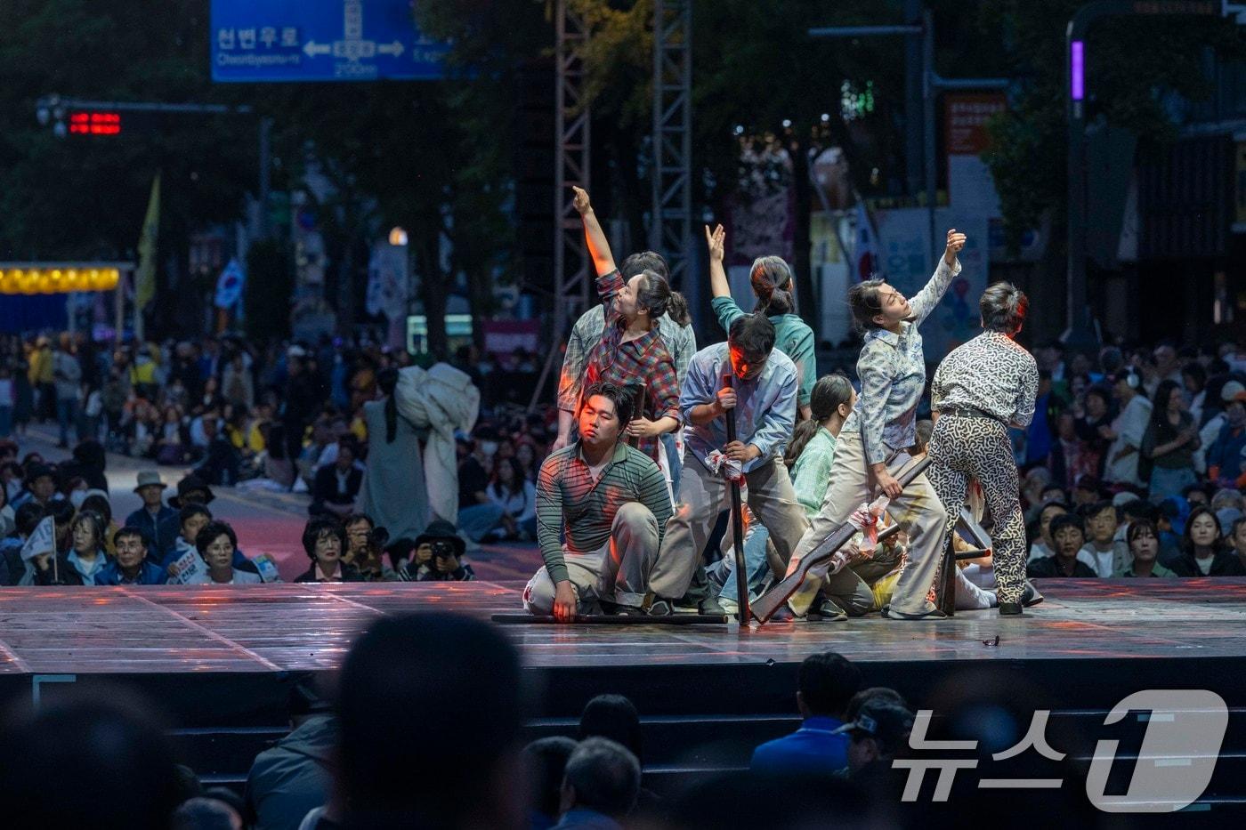 본문 이미지 - 17일 오후 전남 광주 동구 금남로에서 제44주년 5·18민중항쟁 전야제 '언젠가 봄날에 우리 다시 만나리' 공연이 펼쳐지고 있다. (공동취재) 2024.5.17/뉴스1 