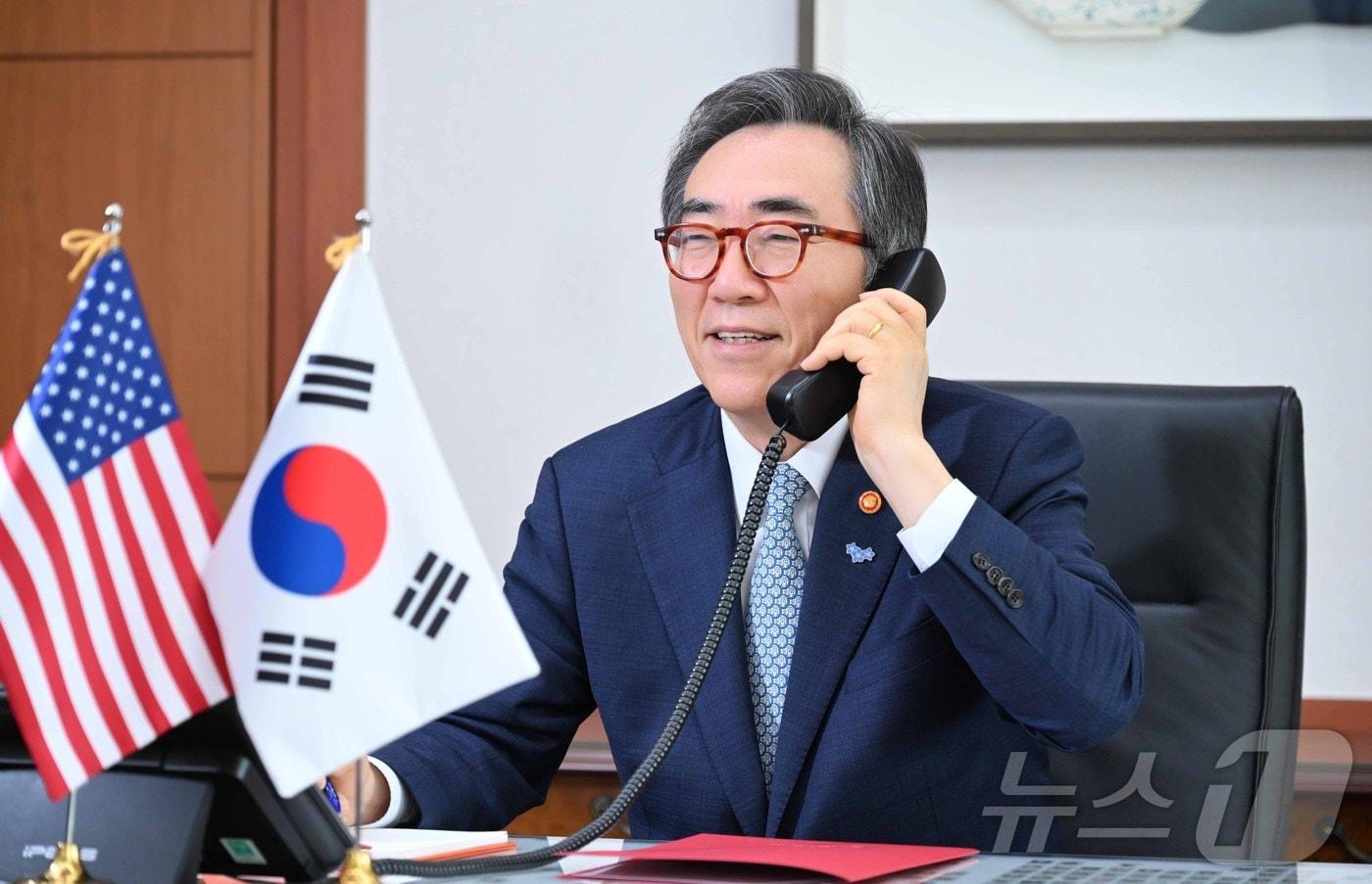 본문 이미지 - 조태열 외교부 장관이 토니 블링컨 미국 국무장관과 전화통화를 하고 있다.(외교부 제공)