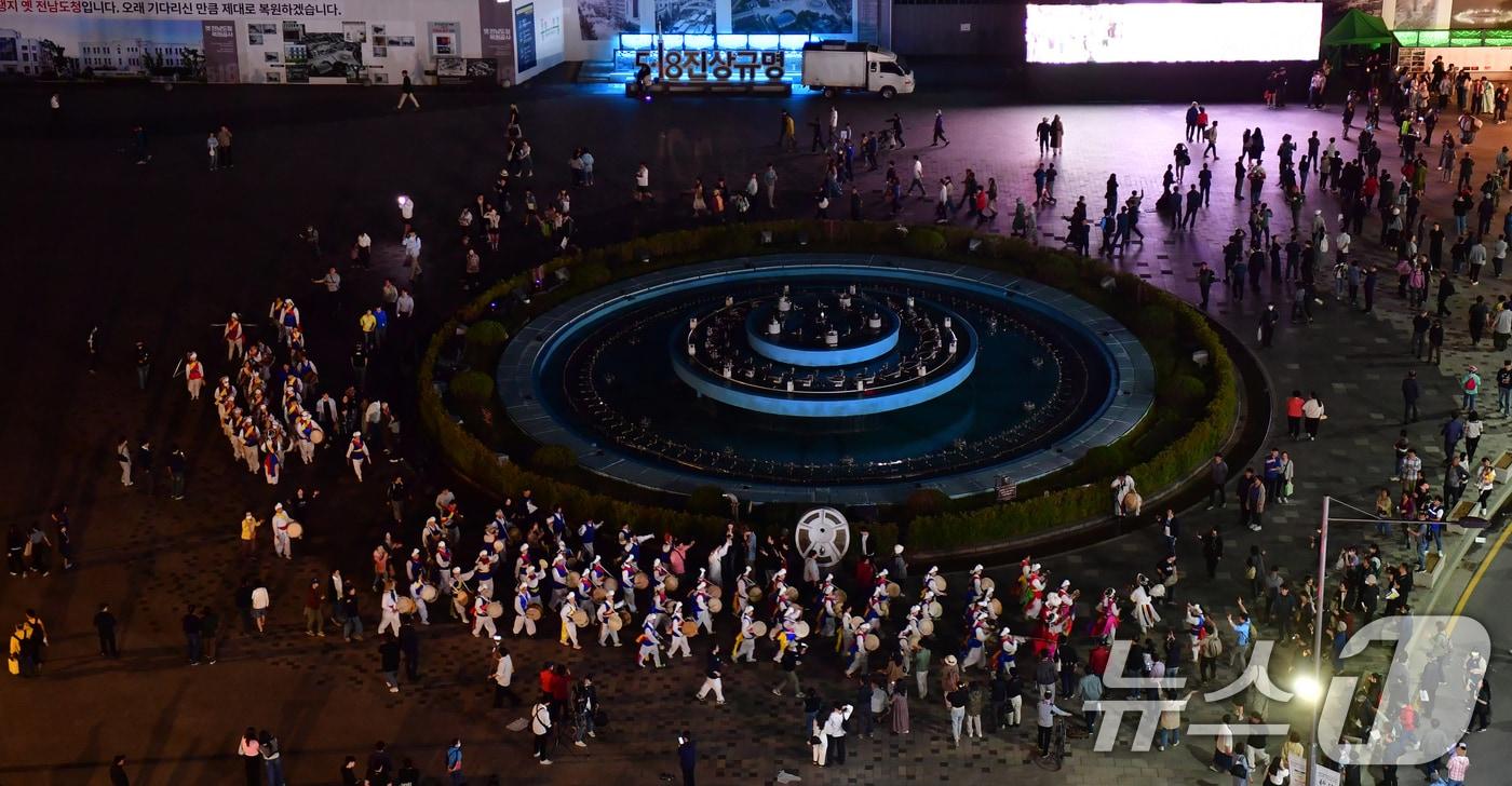 본문 이미지 - 17일 오후 광주 동구 금남로에서 열린 5·18 민주화운동 44주년 전야제에서 오월풍물단과 시민들이 옛 전남도청 분수대를 돌며 강강술래를 하고 있다. (공동취재) 2024.5.18 ⓒ 뉴스1 안은나 기자