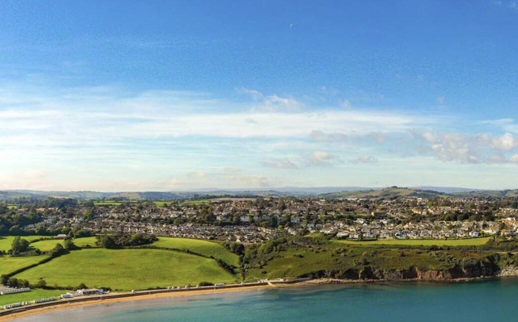 본문 이미지 - 영국 잉글랜드 남부지역 대표 휴양지 데번주의 브로드샌즈 해변 전경.&#40;사우스데번 공식 홈페이지 갈무리&#41;  2024.05.18/