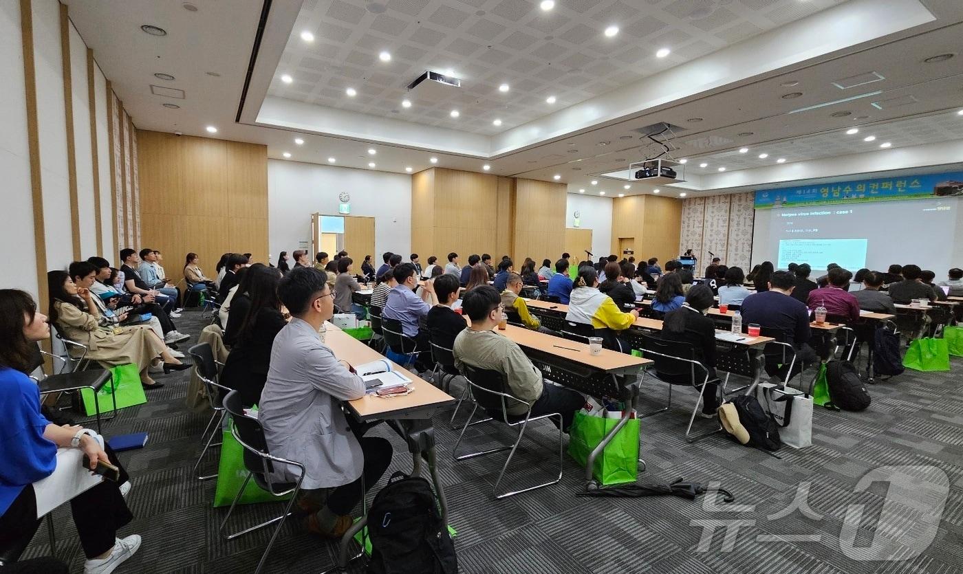 박자실 VIP동물의료센터 청담점 고양이의료센터 원장이 12일 영남수의콘퍼런스에서 강의를 하고 있다. ⓒ 뉴스1 최서윤 기자