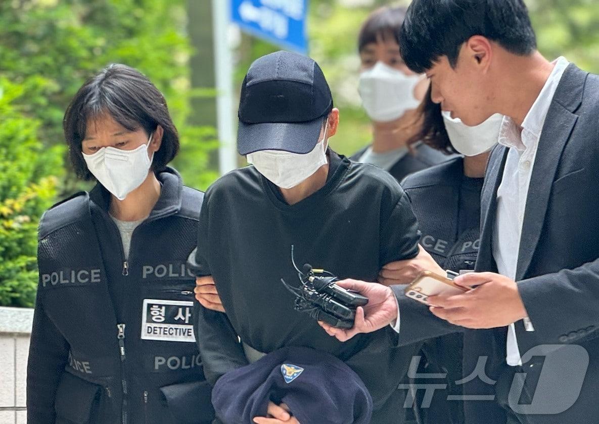 본문 이미지 - 아동복지법상 아동학대 혐의를 받는 50대 여성 교인 A 씨가 18일 오후 인천 미추홀구 인천지법에서 열린 구속 전 피의자심문&#40;영장실질심사&#41;에 출석하고 있다. 2024.5.18/뉴스1 ⓒ News1 박소영 기자