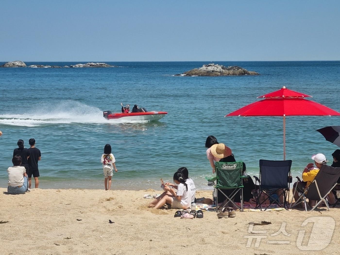본문 이미지 - 강릉 경포해변 나들이객. 2024.5.18/뉴스1 ⓒ News1 윤왕근 기자