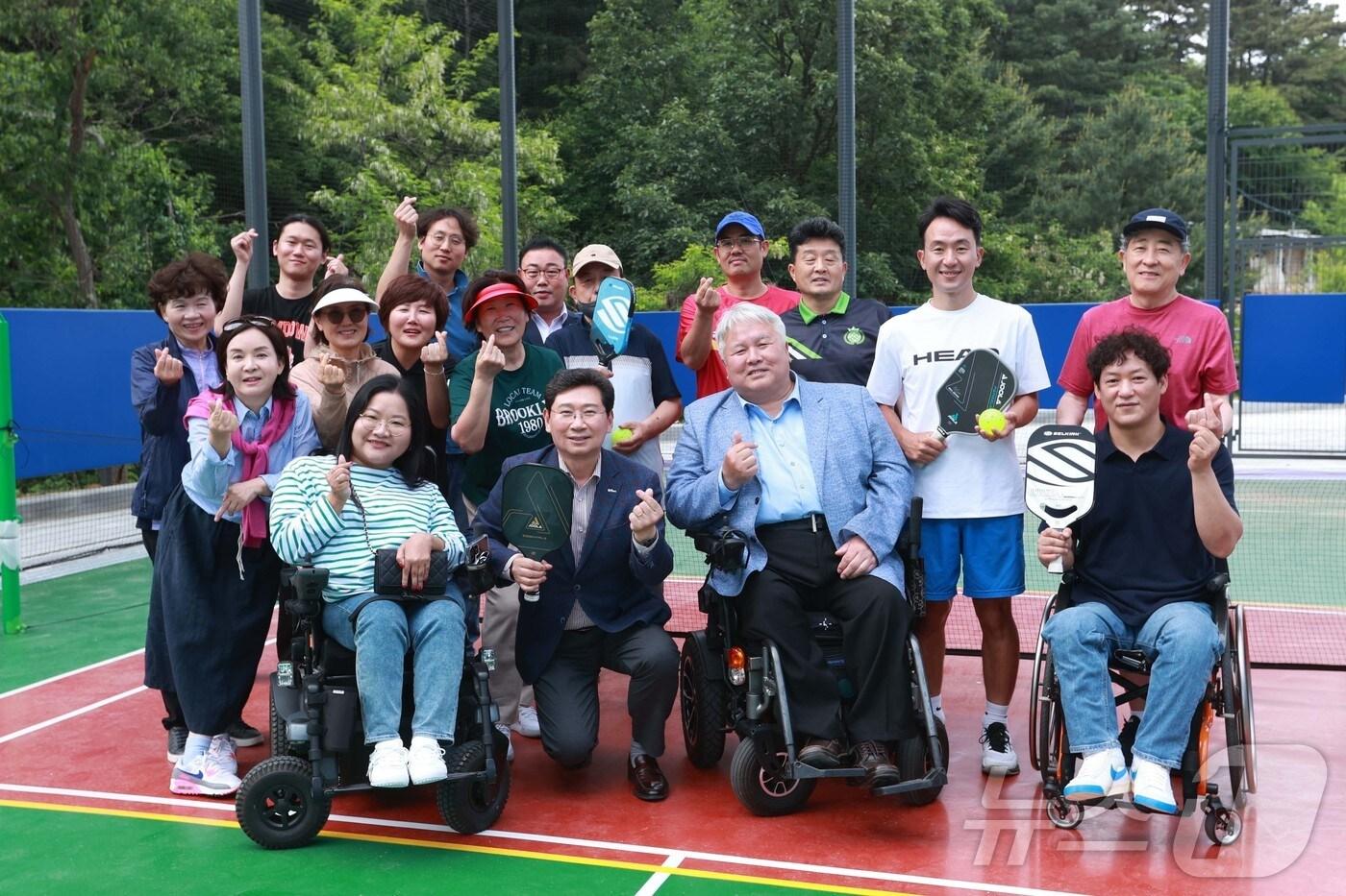 이상일 시장(앞줄 왼쪽 두번째)이 지난 17일 역북동 공공체육시설을 방문해 '피클볼' 회원들과 의견을 나눈 뒤 기념촬영을 하고 있는 모습.(용인시 제공)