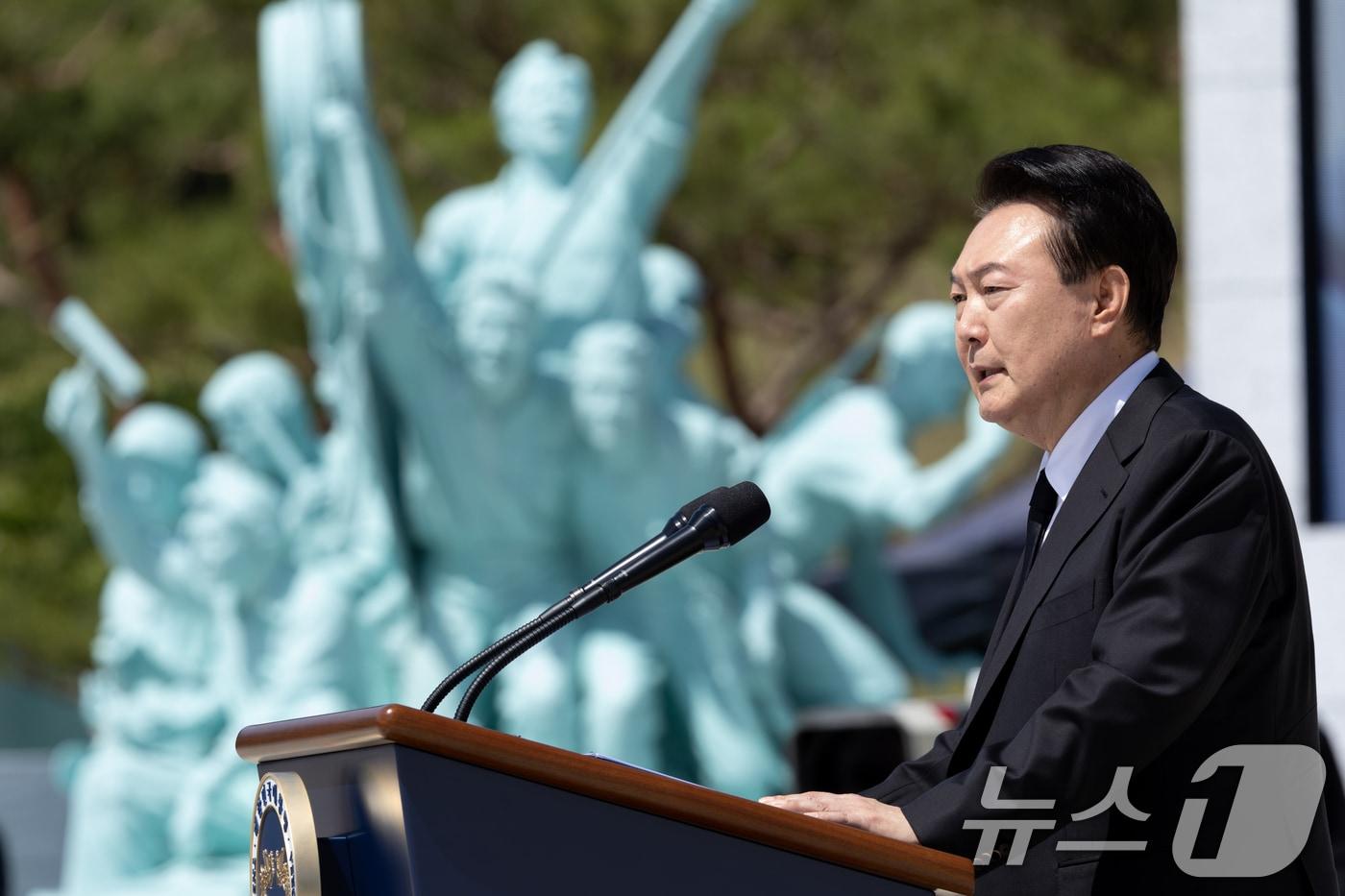 본문 이미지 - 윤석열 대통령이 2024년 5월 18일 광주 북구 국립5·18민주묘지에서 열린 5·18민주화운동 제44주년 기념식에서 기념사를 하고 있다. (대통령실 제공) 2024.5.18 ⓒ 뉴스1 오대일 기자