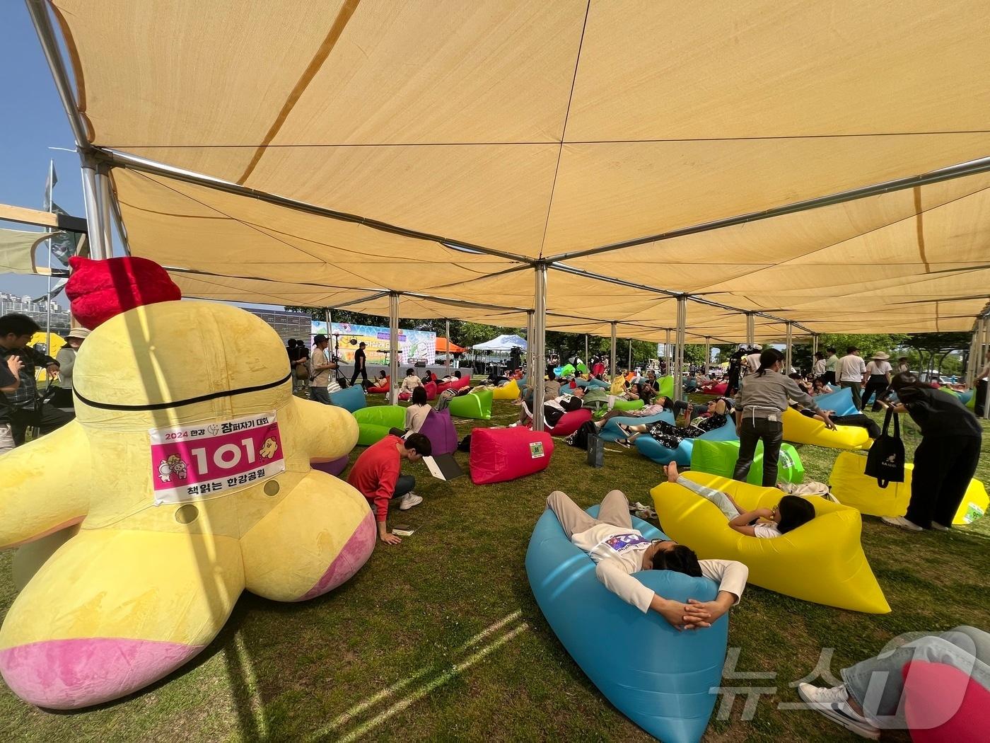 본문 이미지 - 18일 오후 서울 여의도 한강공원(녹음수광장)에서 열리는 제1회 '한강 잠퍼자기 대회'에 시민들이 참석한 모습. 2024.05.18/뉴스1