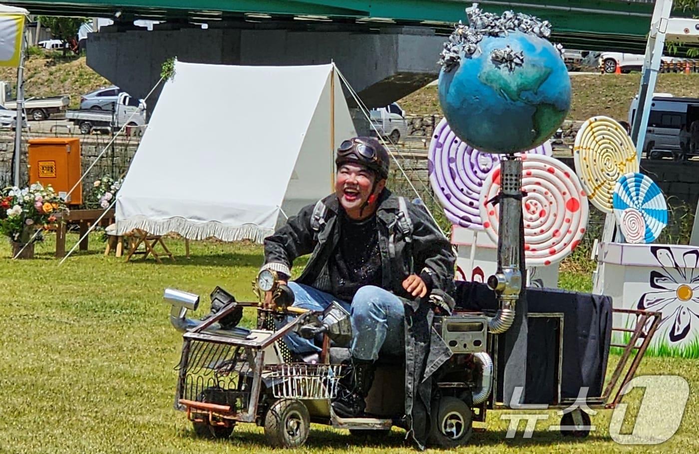 18일 성주 성밖숲에서 열린 &#39;2024 성주생명·참외문화축제장 어린이 상상 놀이터에서 초대형 동물 피규어 인형극이 펼쳐지고 있다. 2024.5.18/뉴스1 ⓒ News1 정우용 기자