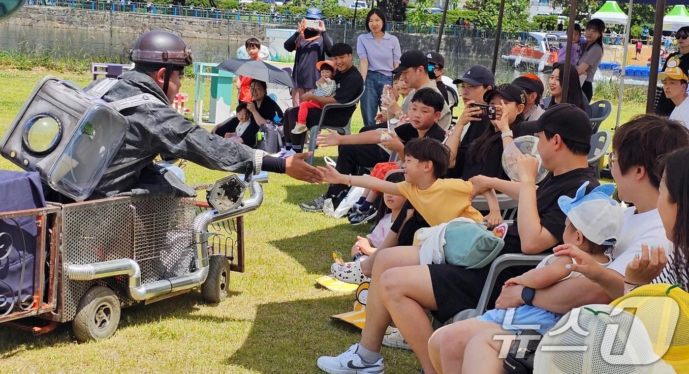 본문 이미지 - 18일 성주 성밖숲에서 열린 '2024 성주생명·참외문화축제장 어린이 상상 놀이터에서 초대형 동물 피규어 인형극이 펼쳐지고 있다. 2024.5.18 ⓒ 뉴스1 정우용 기자