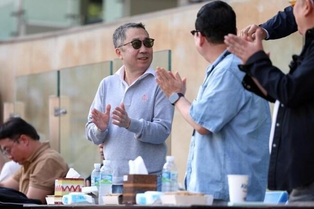 본문 이미지 - 두산 베어스 구단주인 박정원 두산그룹 회장이 18일 서울 잠실구장에서 열린 롯데-두산전을 관람했다. (두산 베어스 제공)