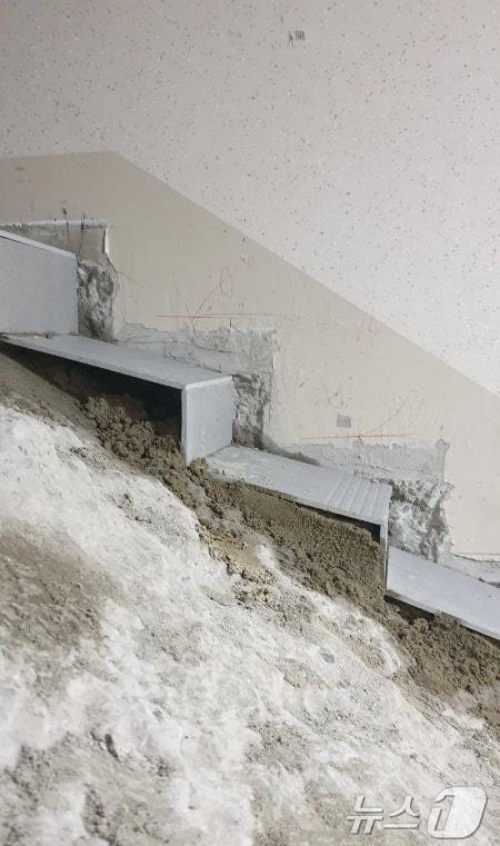 본문 이미지 - 준공을 앞둔 대구의 한 아파트에서 공사 업체가 계단 높이 규격을 맞추기 위해 무리한 보수공사를 한 것이라고 입주 예정자들이 주장한 현장 사진. (온라인 커뮤니티 갈무리)/뉴스1